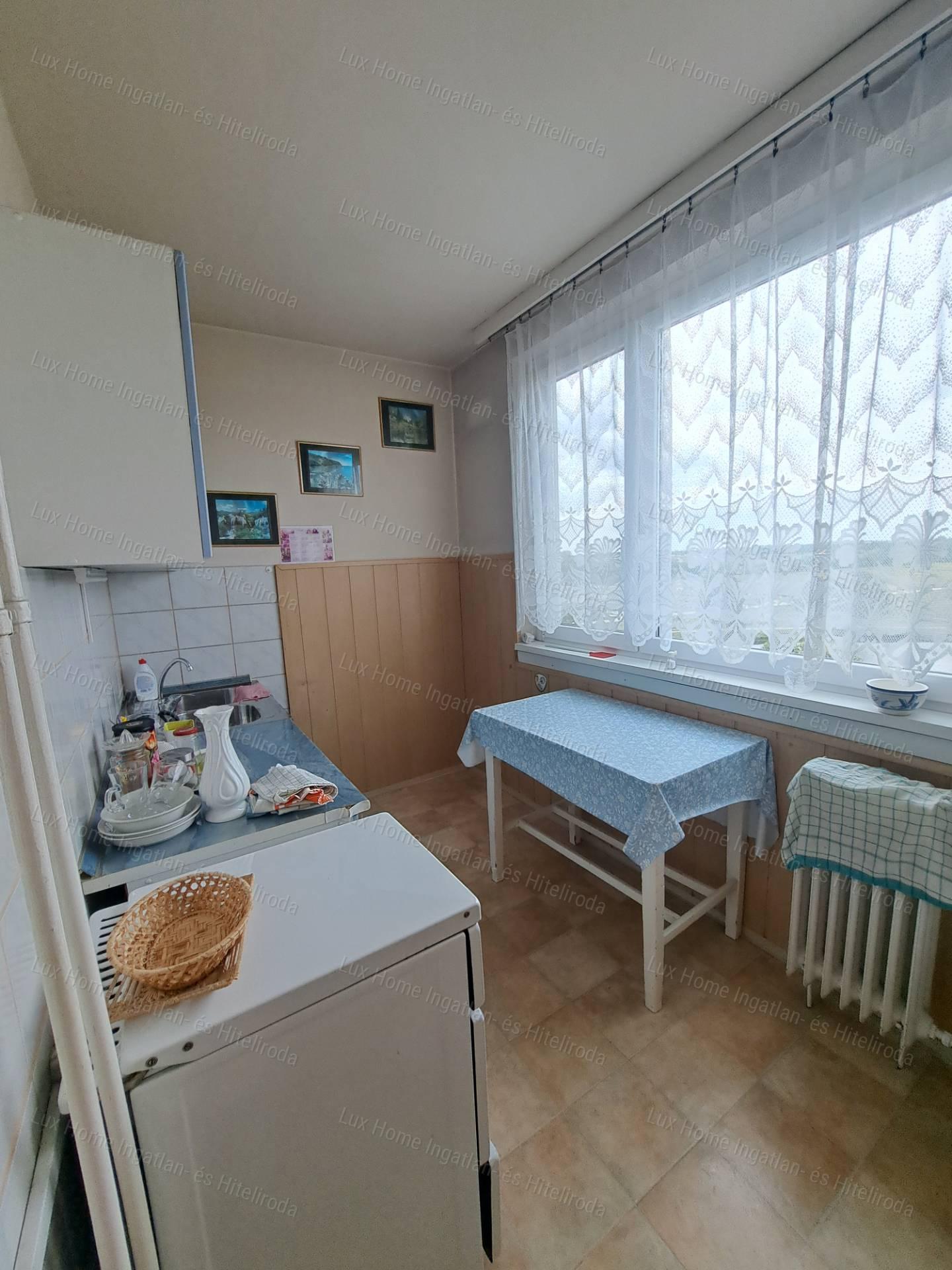 Oroszlányban, a tóparton eladó 62nm-es 3 szobás, hallos, erkélyes lakás!
