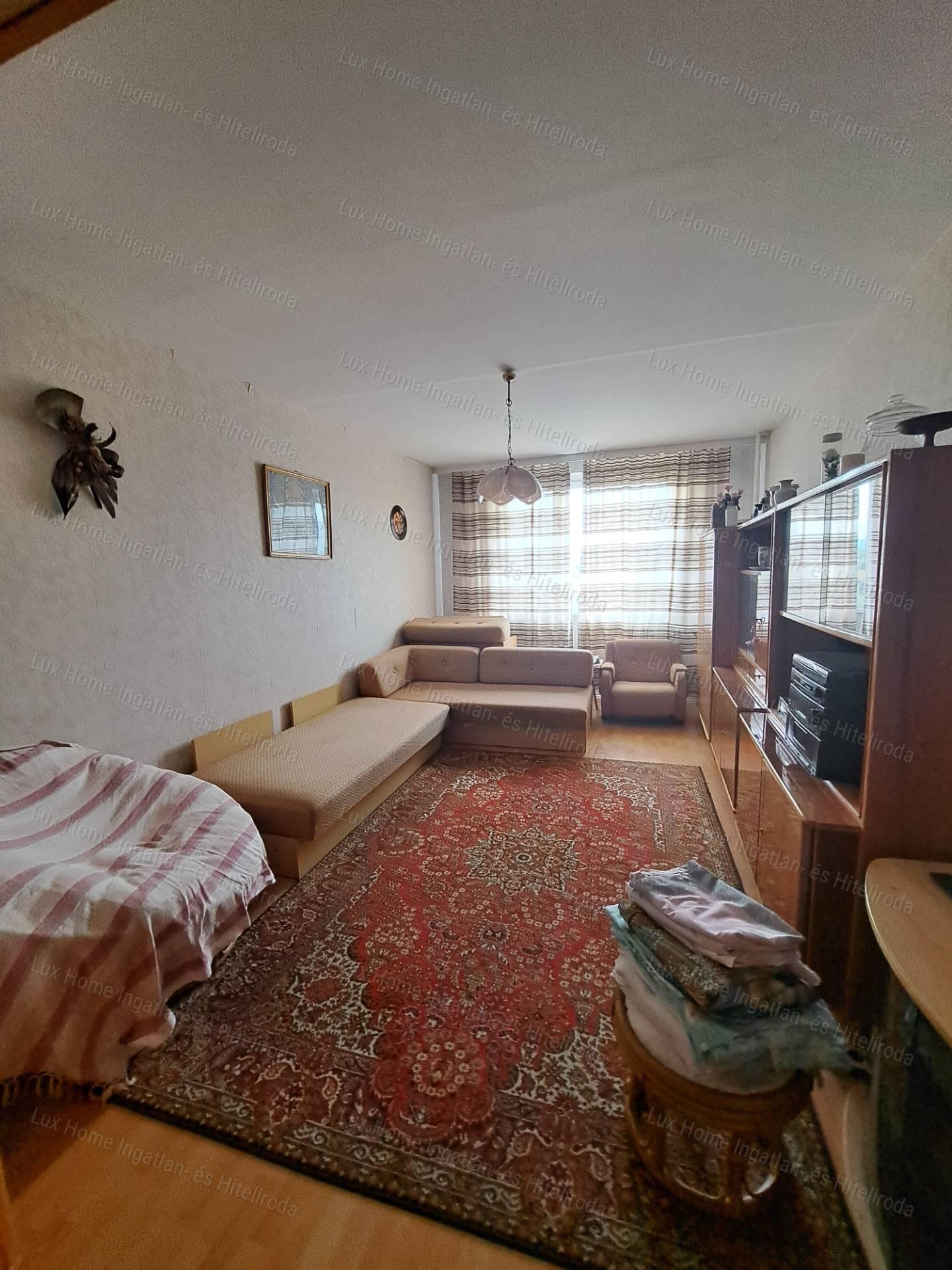 Oroszlányban, a tóparton eladó 62nm-es 3 szobás, hallos, erkélyes lakás!