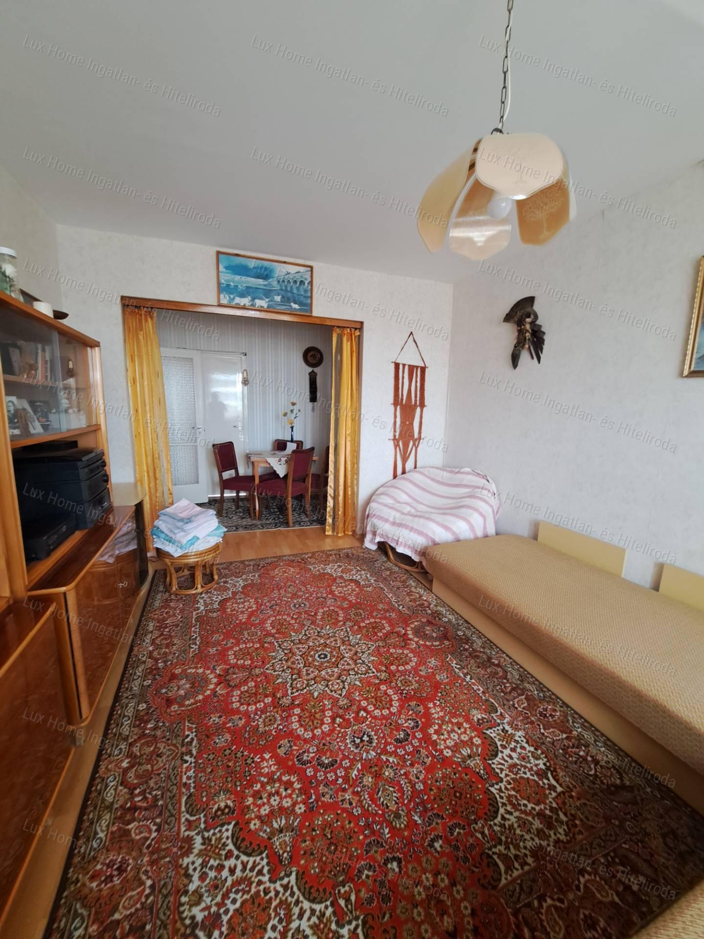 Oroszlányban, a tóparton eladó 62nm-es 3 szobás, hallos, erkélyes lakás!