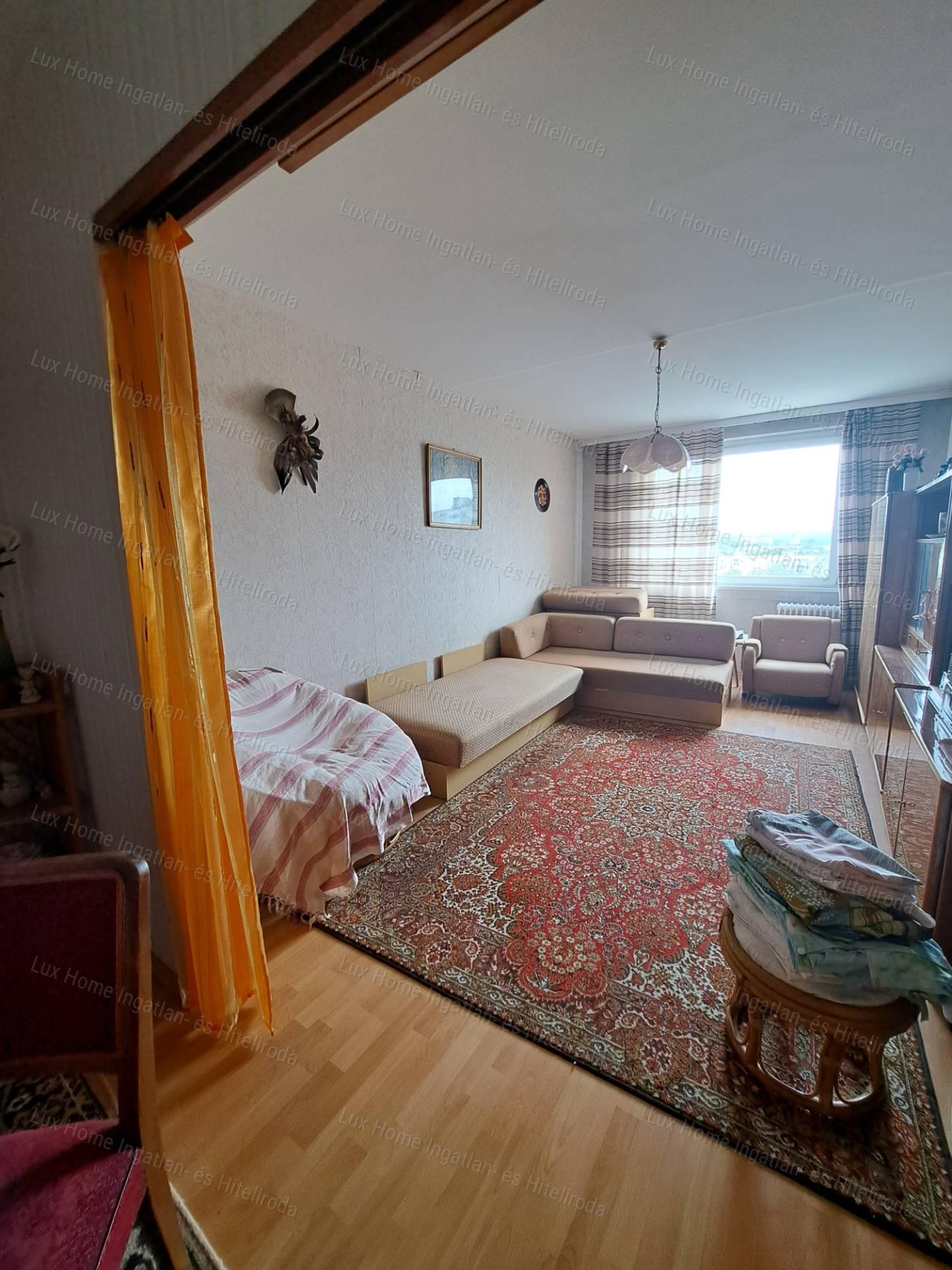 Oroszlányban, a tóparton eladó 62nm-es 3 szobás, hallos, erkélyes lakás!