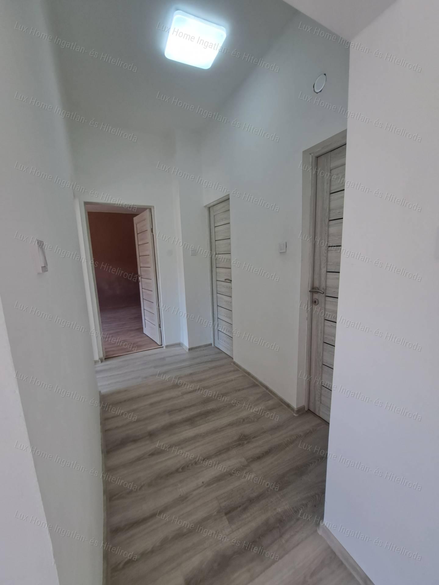 Eladó téglaépítésű, kertkapcsolatos 73nm-es lakás Tata központjában!