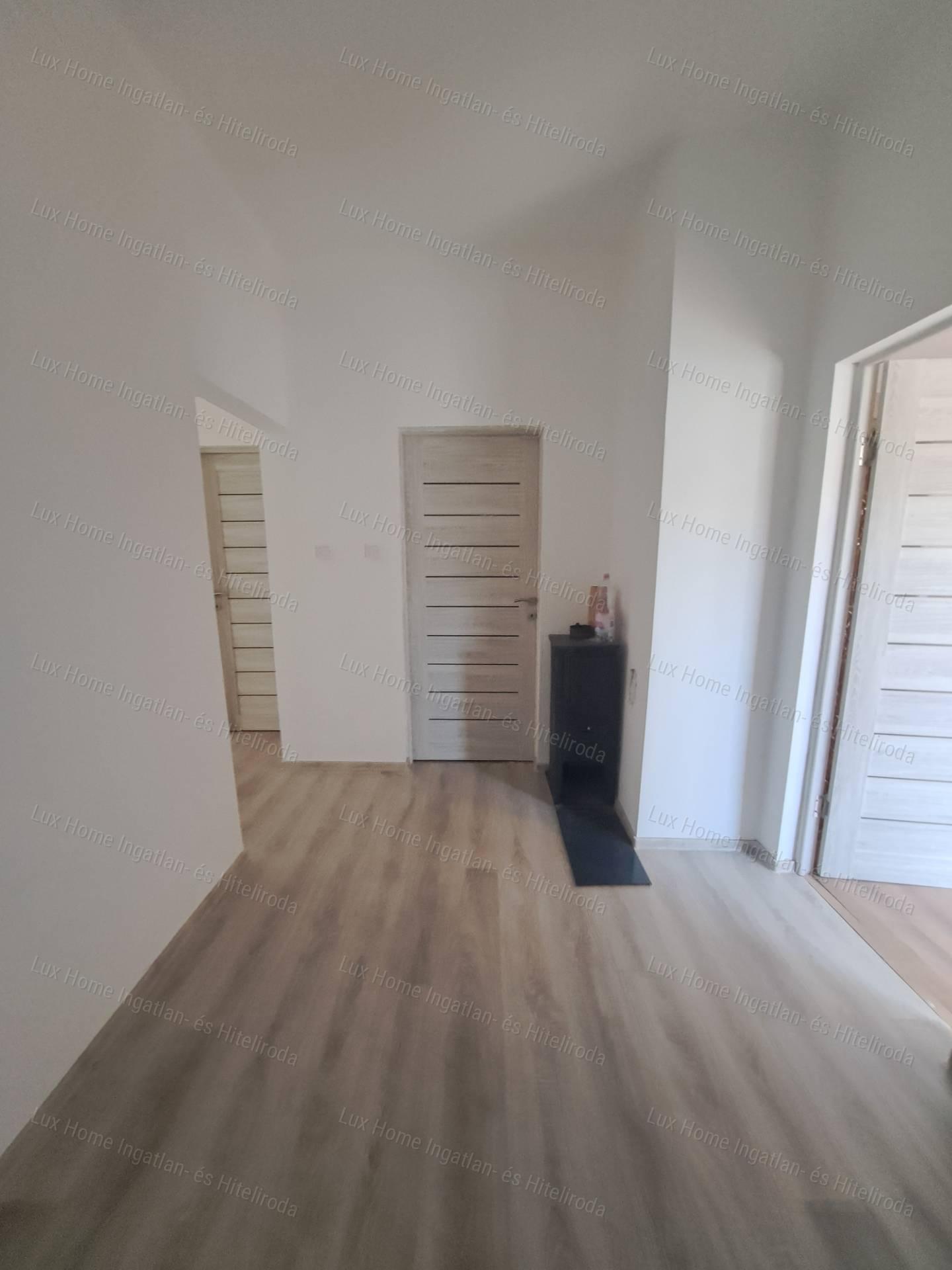 Eladó téglaépítésű, kertkapcsolatos 73nm-es lakás Tata központjában!