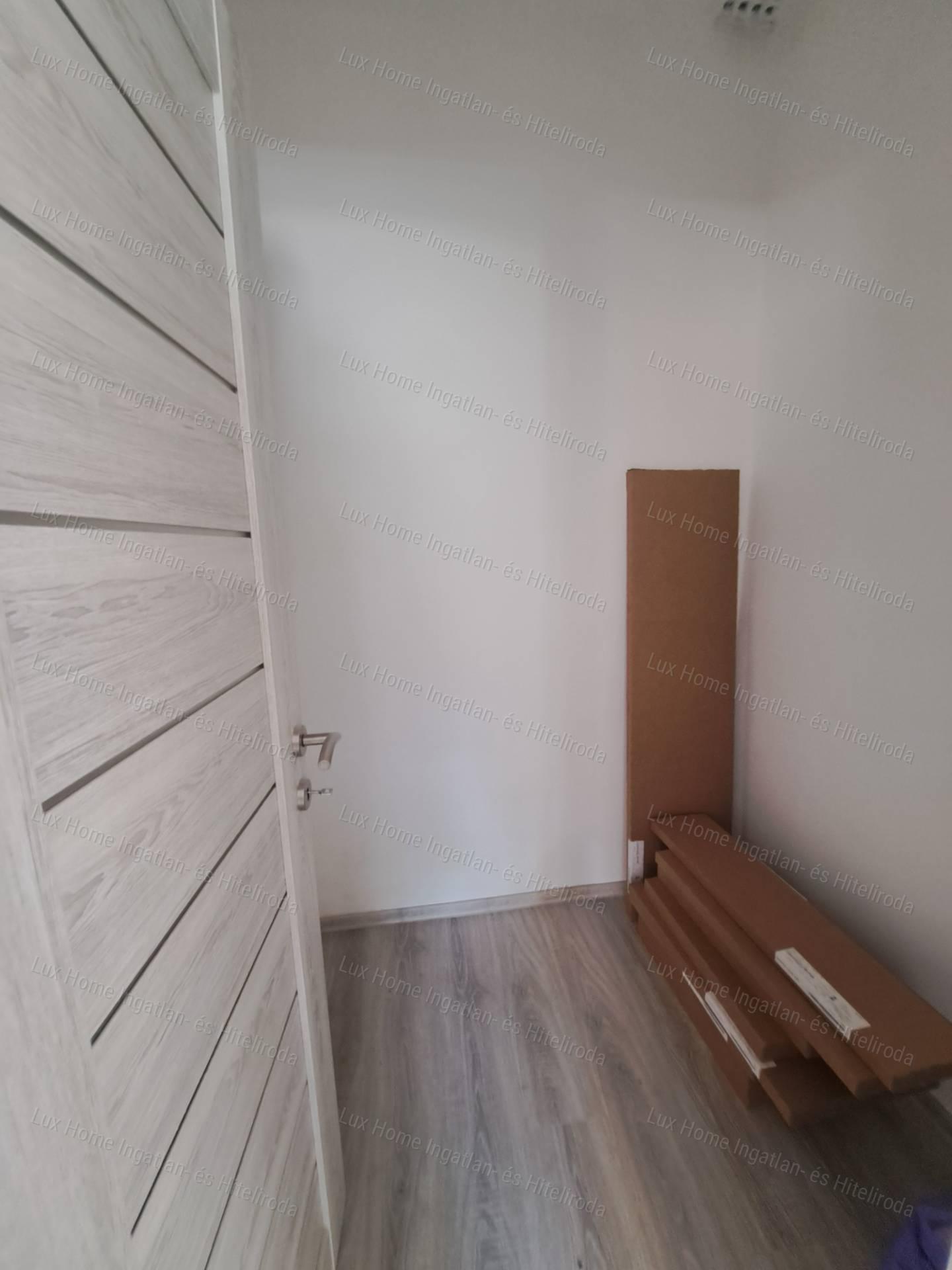 Eladó téglaépítésű, kertkapcsolatos 73nm-es lakás Tata központjában!