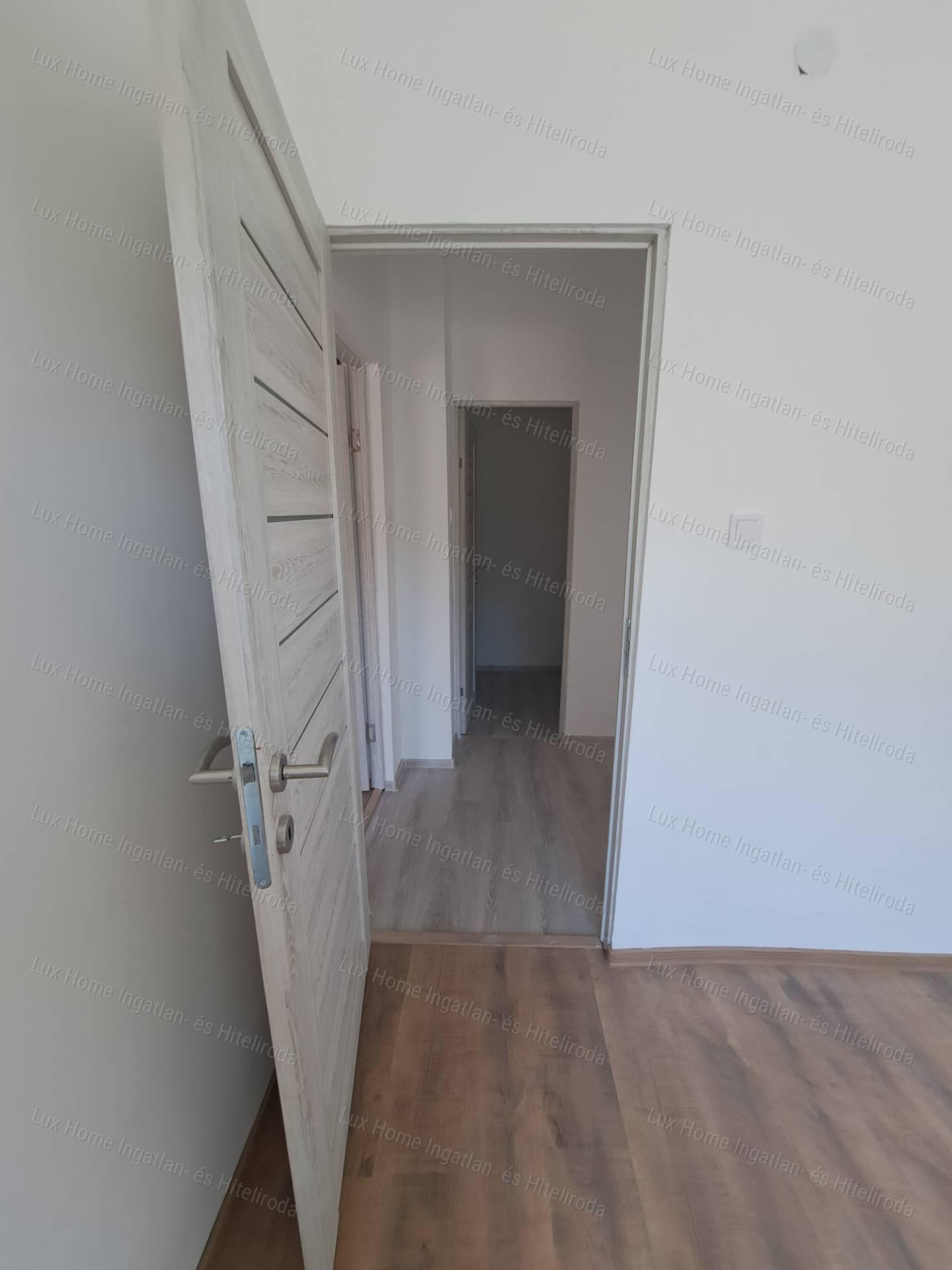 Eladó téglaépítésű, kertkapcsolatos 73nm-es lakás Tata központjában!