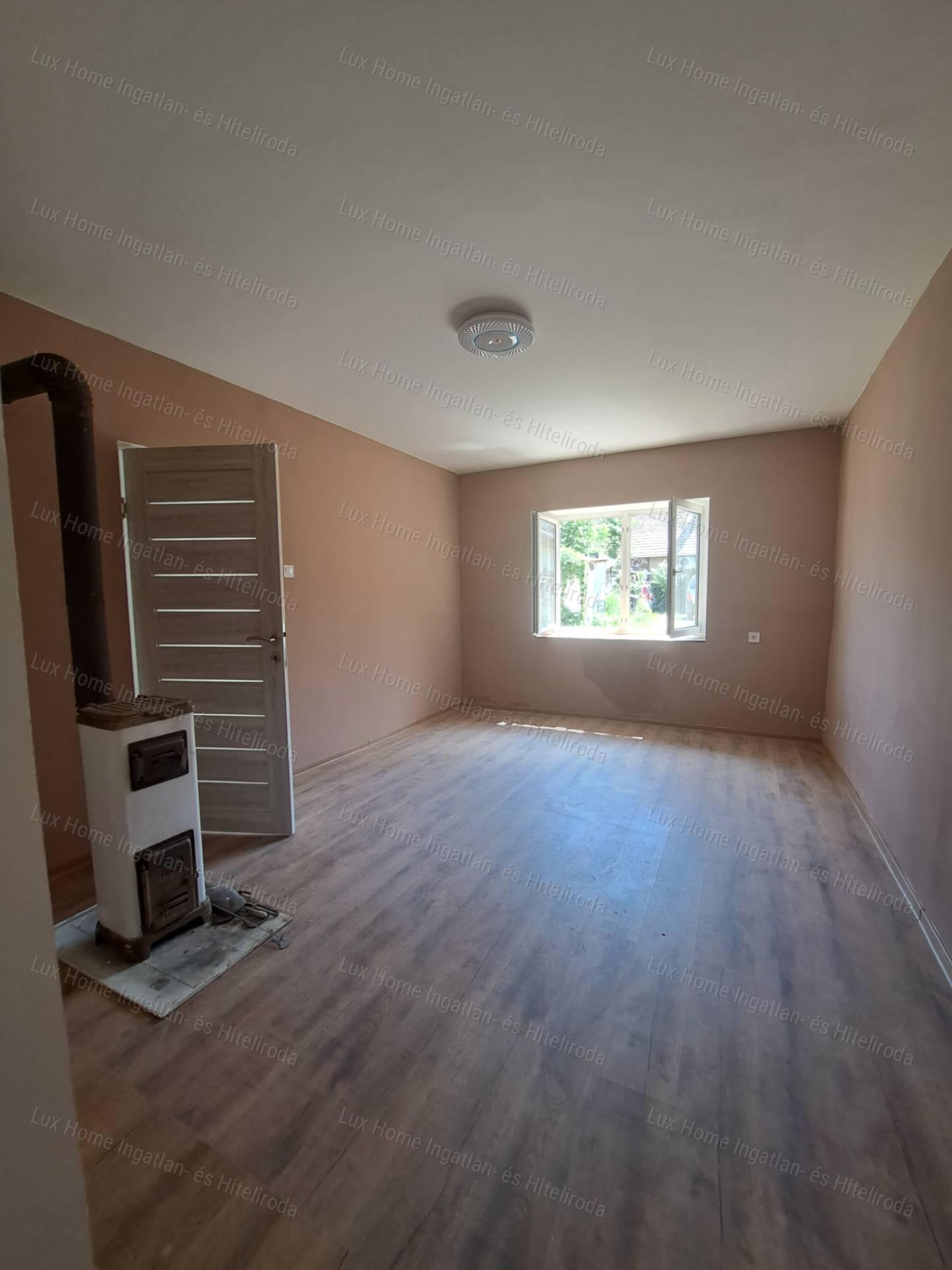 Eladó téglaépítésű, kertkapcsolatos 73nm-es lakás Tata központjában!