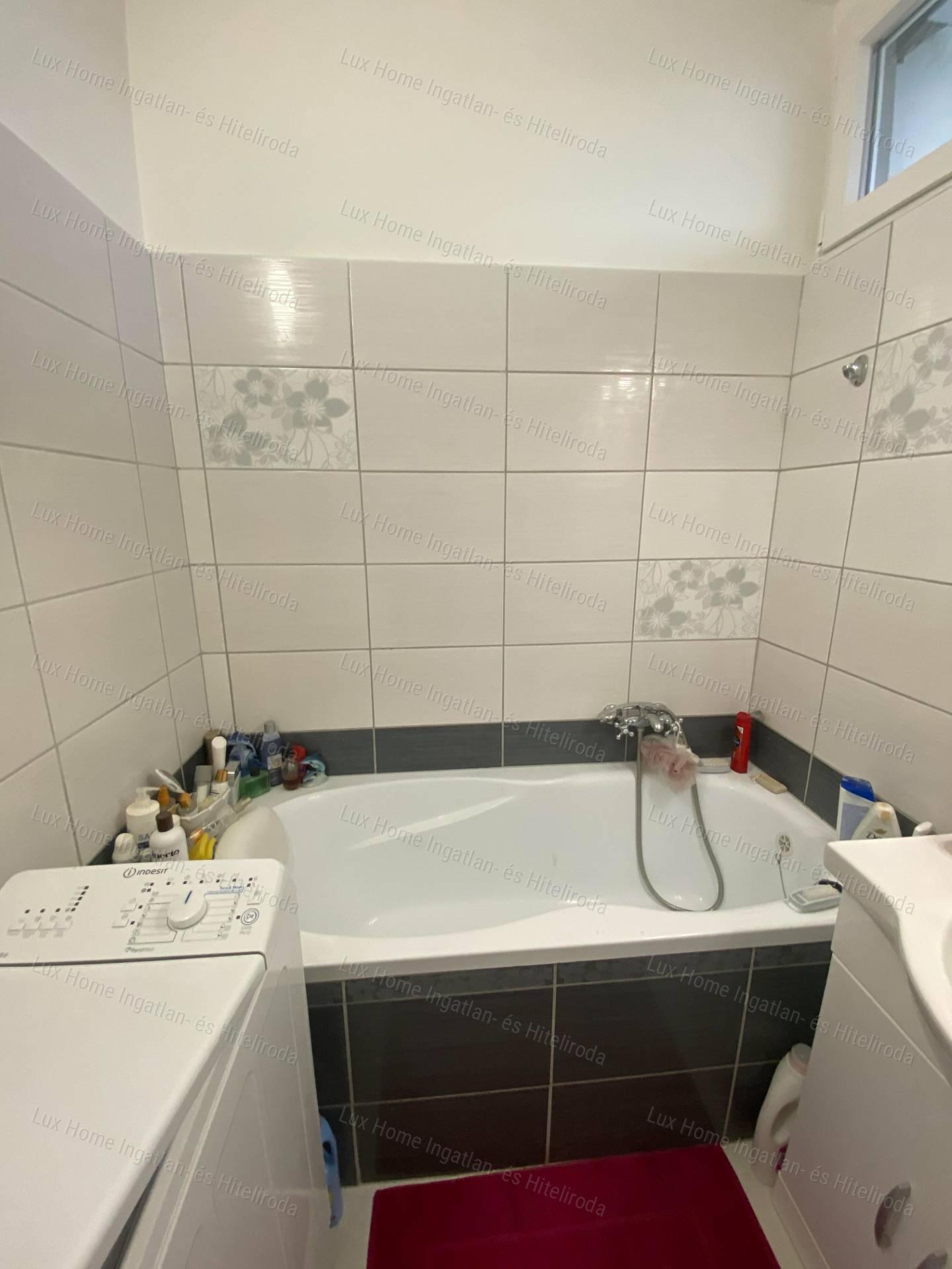 Tatabánya, Kertváros- Felújított, teraszos lakás eladó!