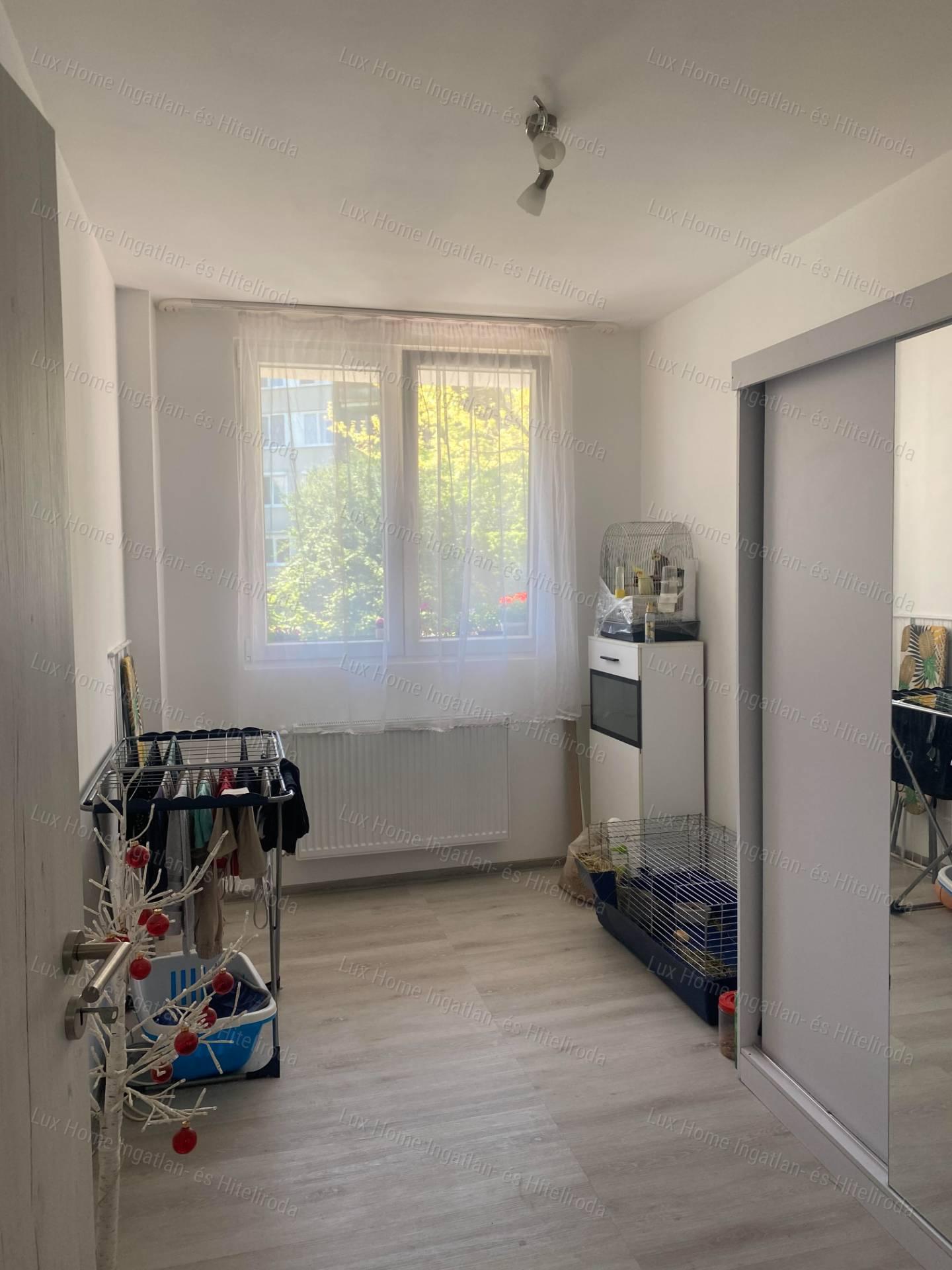 Tatabánya, Kertváros- Felújított, teraszos lakás eladó!