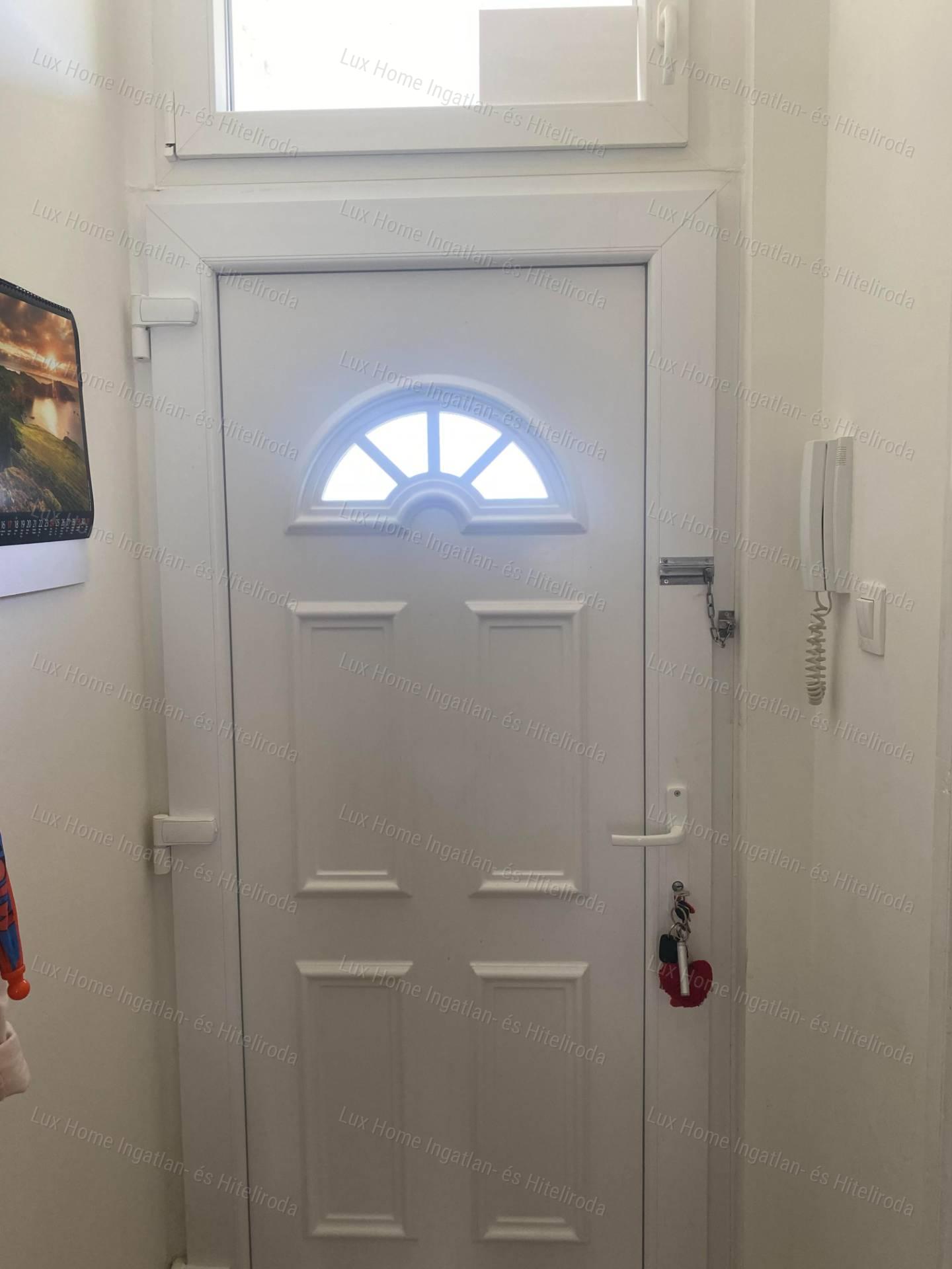 Tatabánya, Kertváros- Felújított, teraszos lakás eladó!