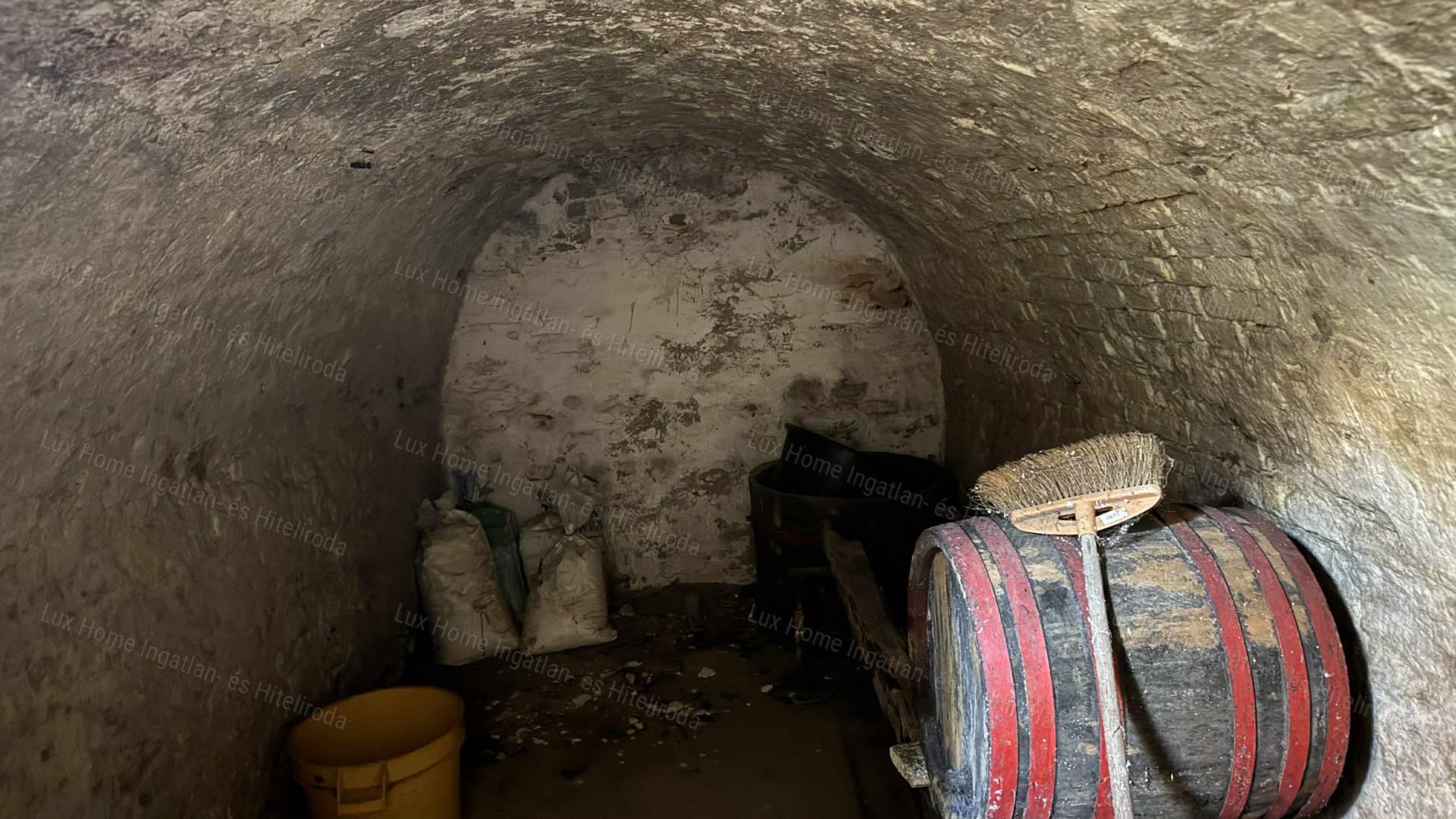 Bokodon eladó 1842 m²-es telek, 84 m²-es házzal és melléképületekkel