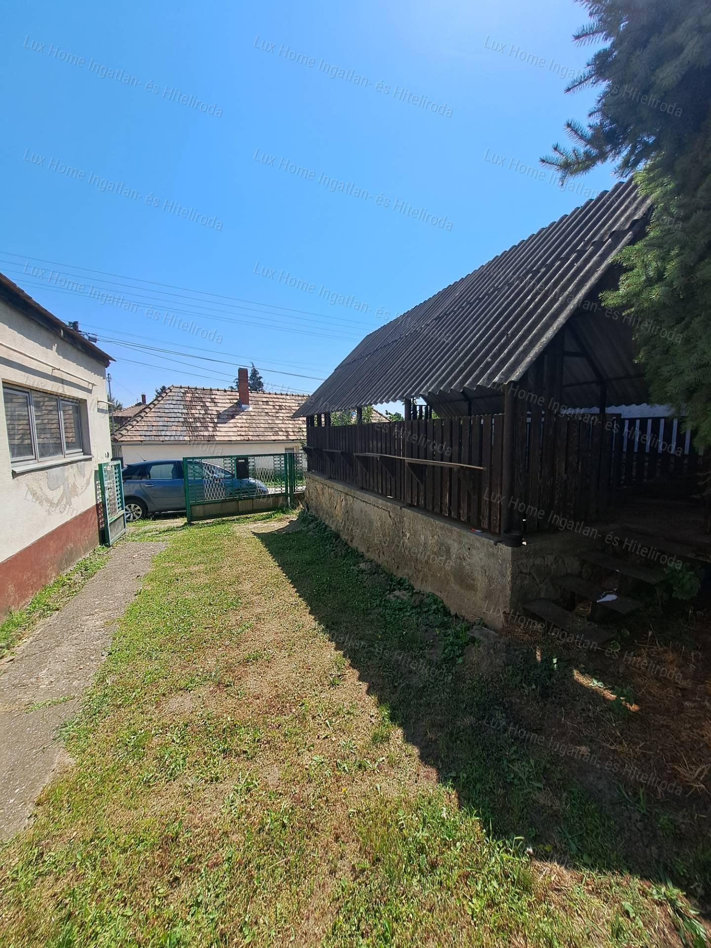 Bokodon eladó 1842 m²-es telek, 84 m²-es házzal és melléképületekkel