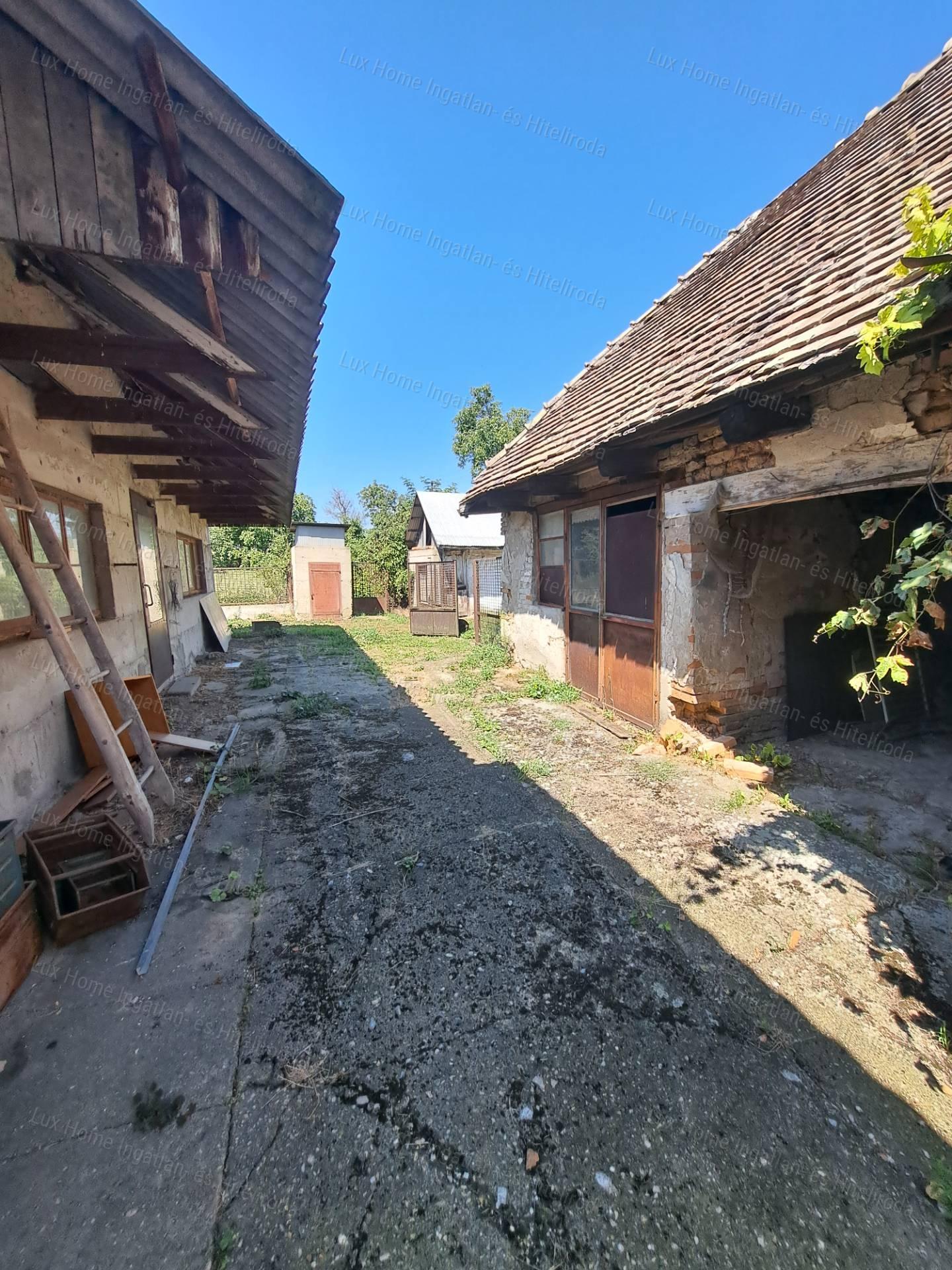 Bokodon eladó 1842 m²-es telek, 84 m²-es házzal és melléképületekkel