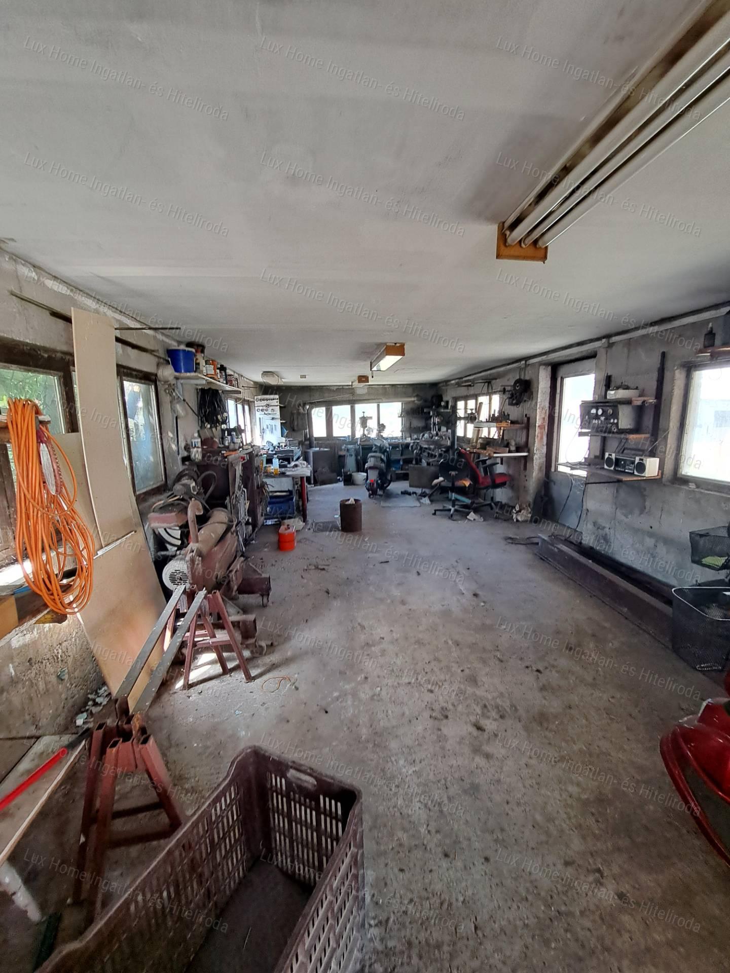 Bokodon eladó 1842 m²-es telek, 84 m²-es házzal és melléképületekkel