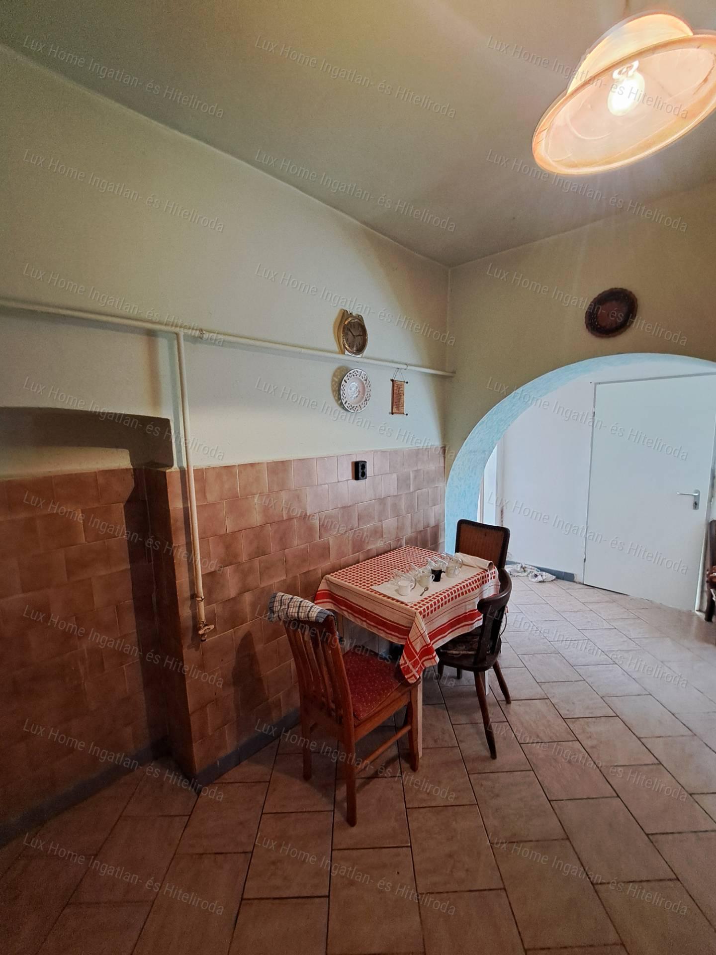 Bokodon eladó 1842 m²-es telek, 84 m²-es házzal és melléképületekkel