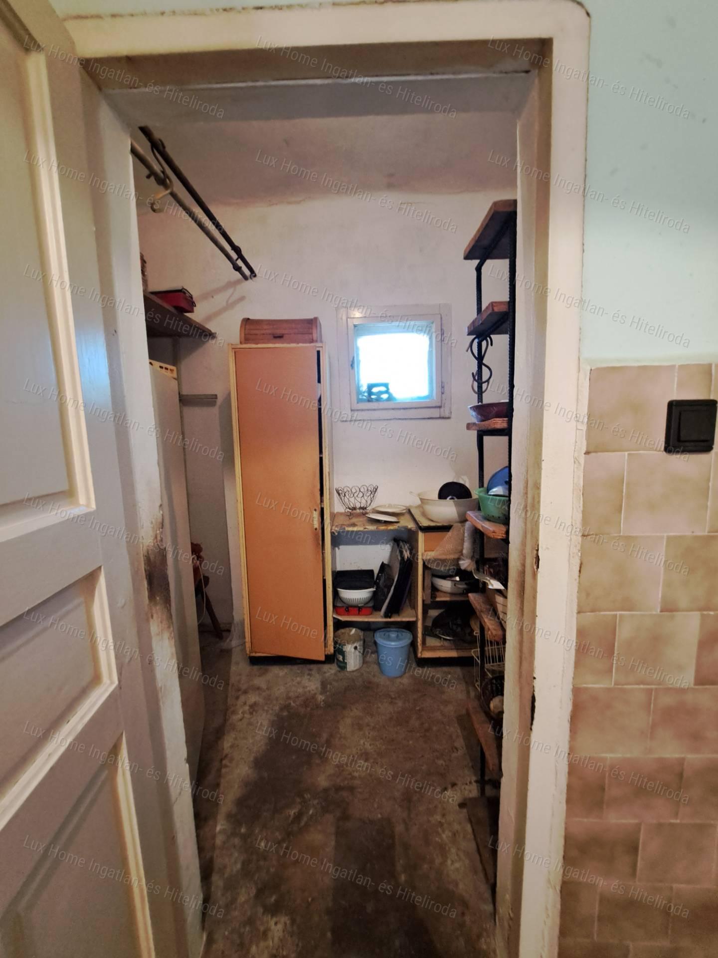 Bokodon eladó 1842 m²-es telek, 84 m²-es házzal és melléképületekkel