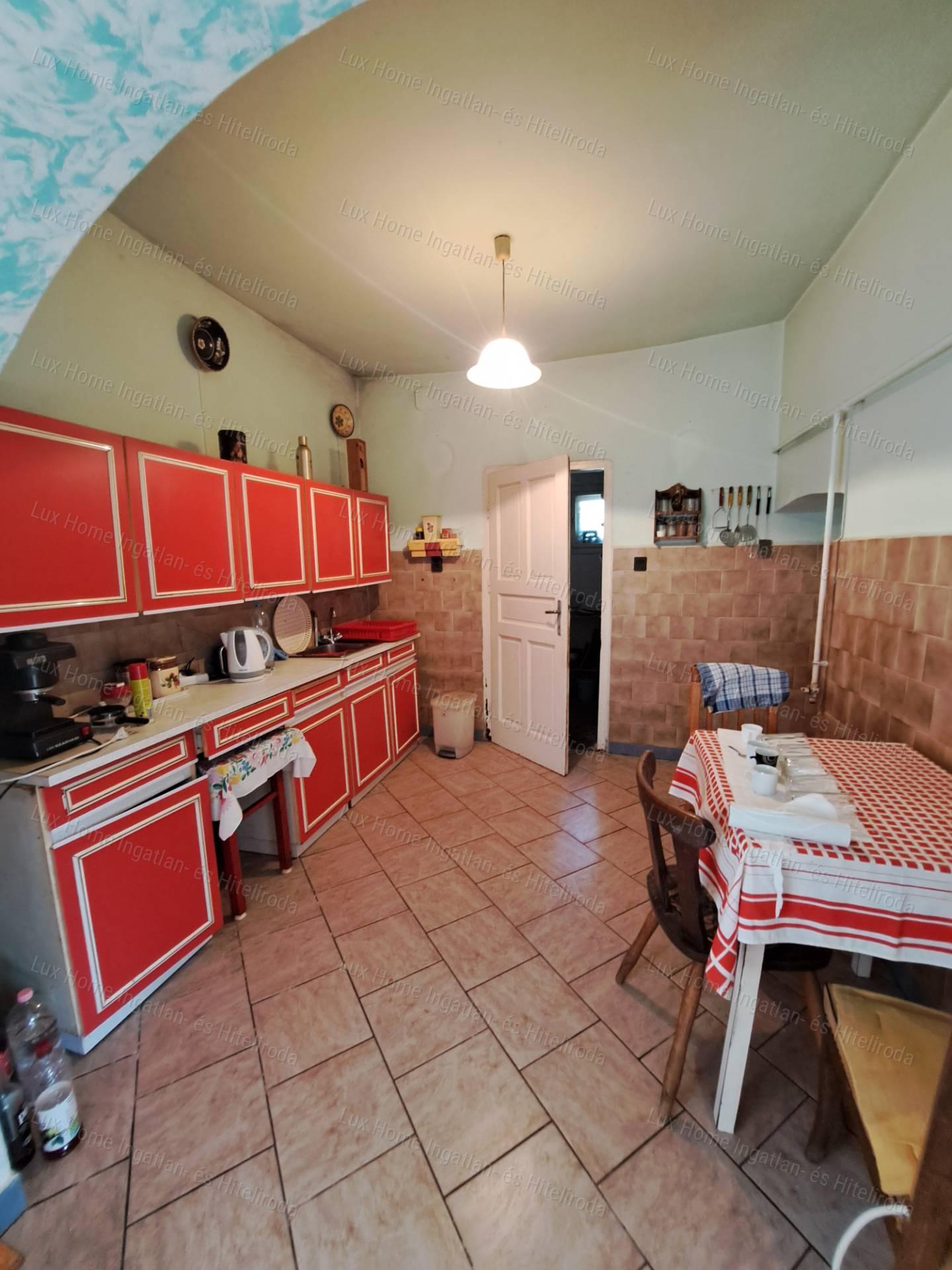 Bokodon eladó 1842 m²-es telek, 84 m²-es házzal és melléképületekkel