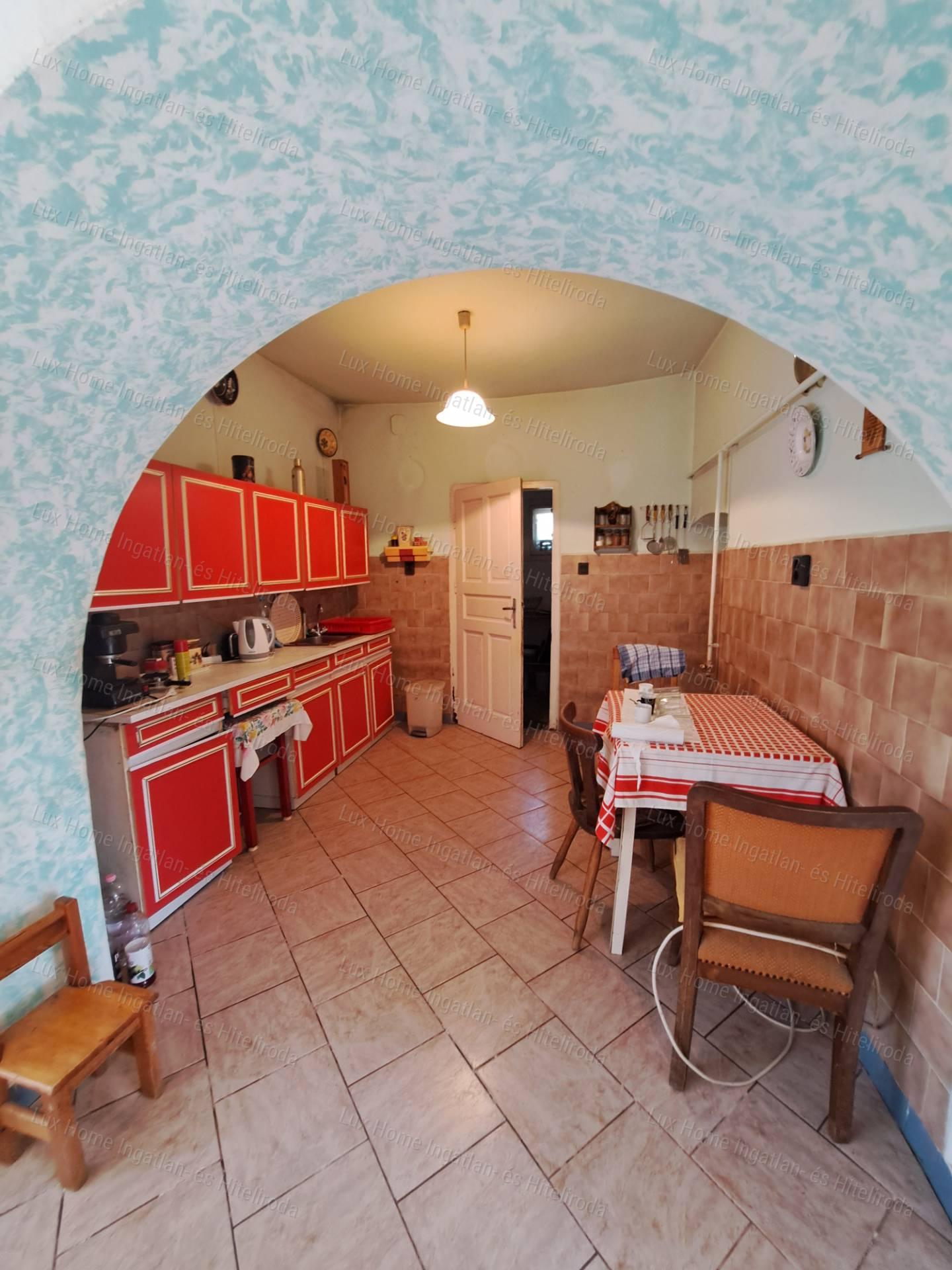 Bokodon eladó 1842 m²-es telek, 84 m²-es házzal és melléképületekkel