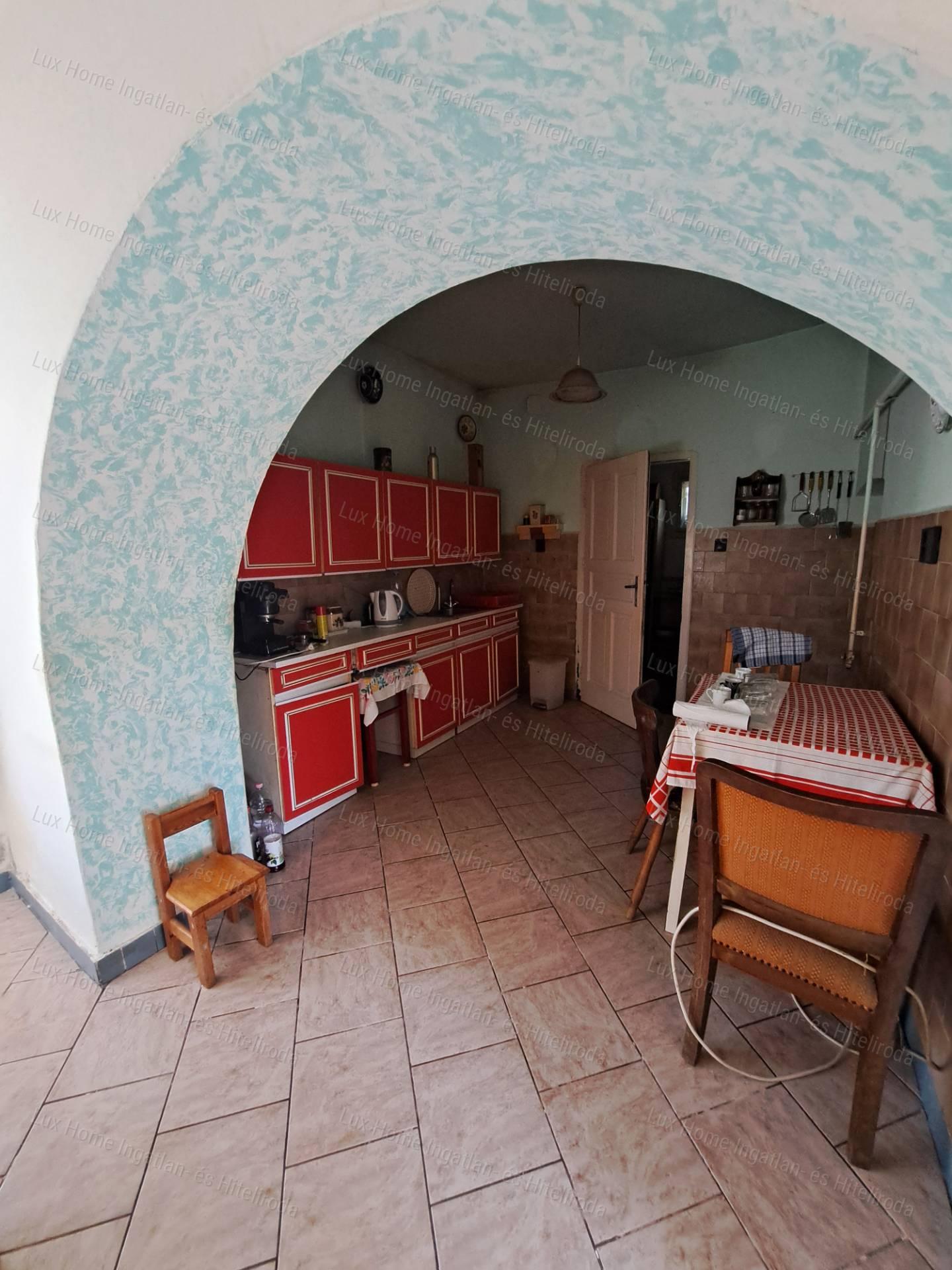 Bokodon eladó 1842 m²-es telek, 84 m²-es házzal és melléképületekkel