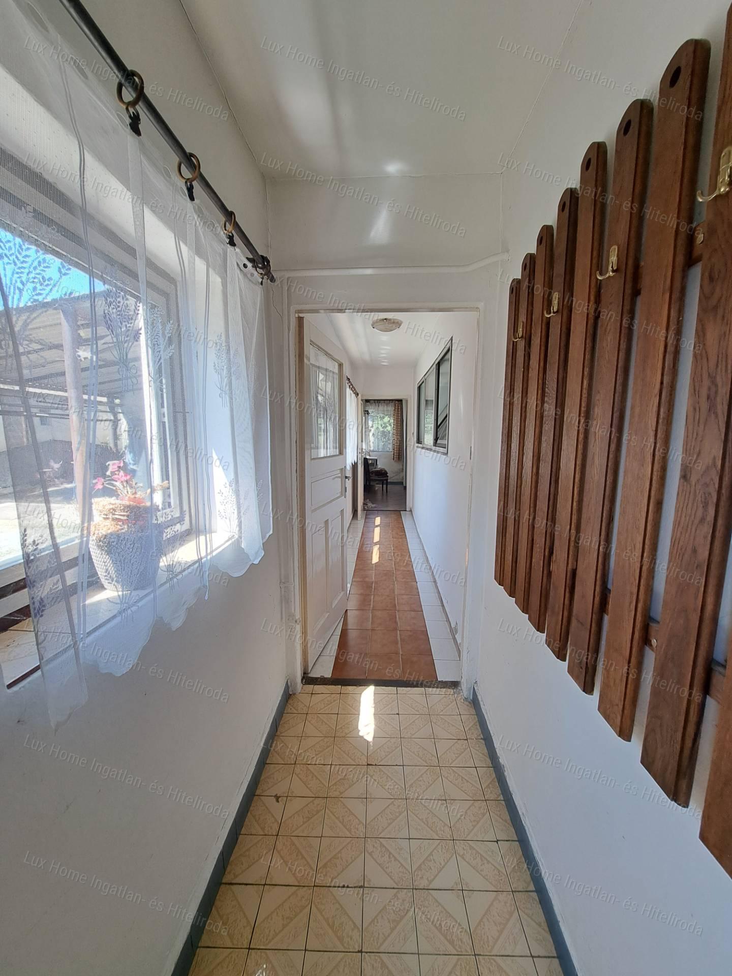 Bokodon eladó 1842 m²-es telek, 84 m²-es házzal és melléképületekkel