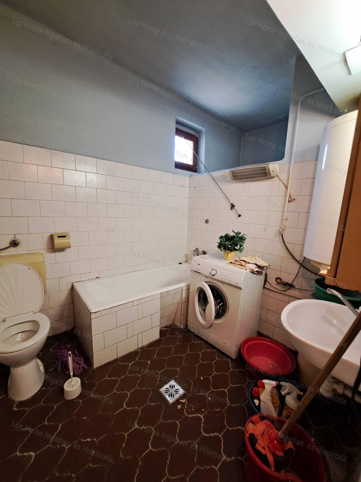 Bokodon eladó 1842 m²-es telek, 84 m²-es házzal és melléképületekkel
