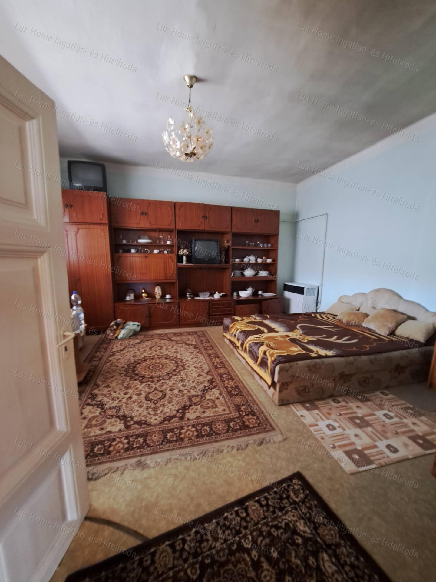 Bokodon eladó 1842 m²-es telek, 84 m²-es házzal és melléképületekkel