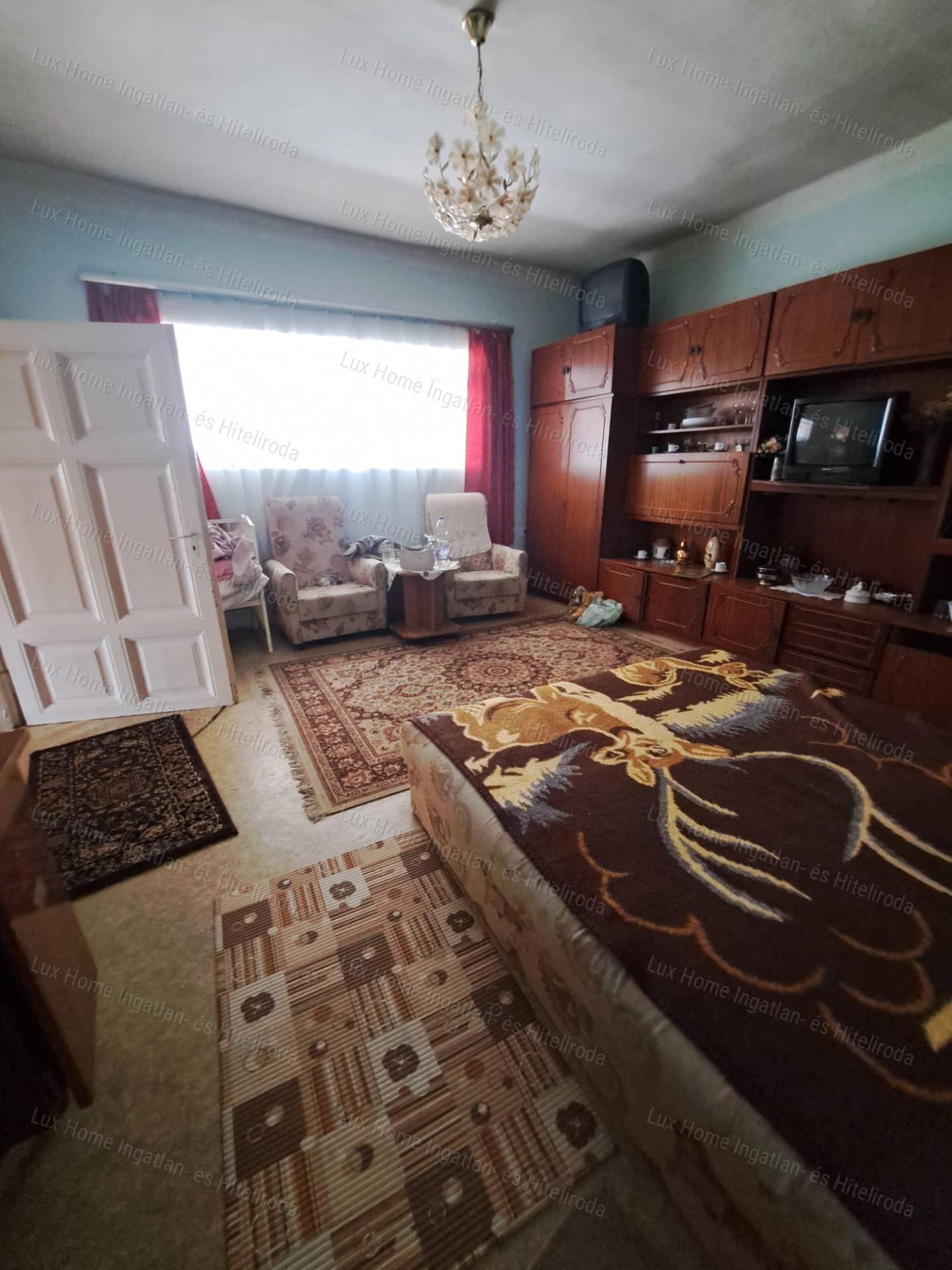 Bokodon eladó 1842 m²-es telek, 84 m²-es házzal és melléképületekkel
