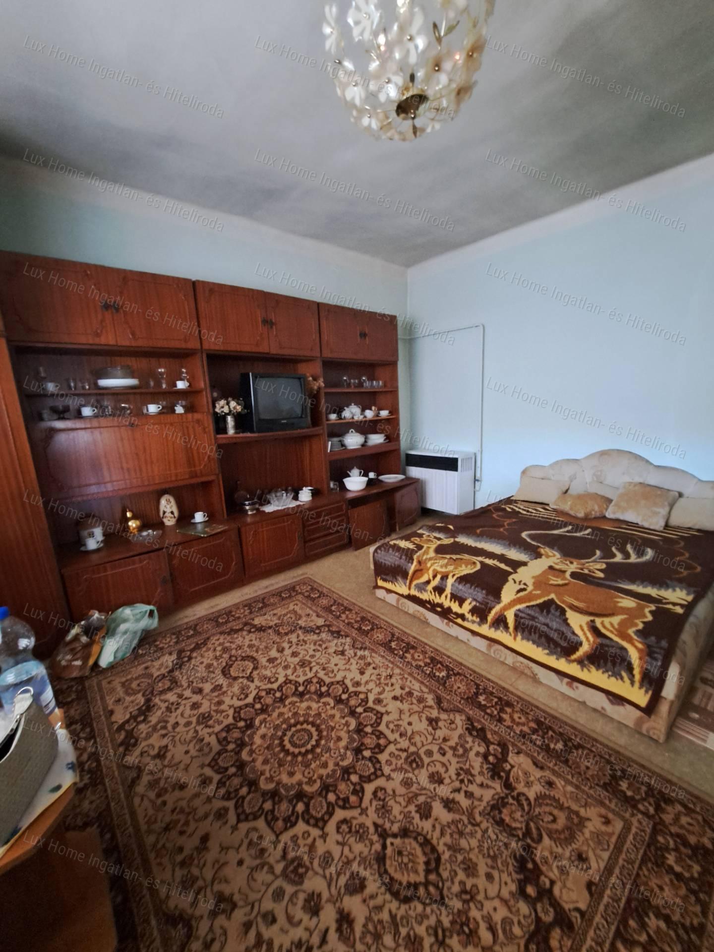 Bokodon eladó 1842 m²-es telek, 84 m²-es házzal és melléképületekkel