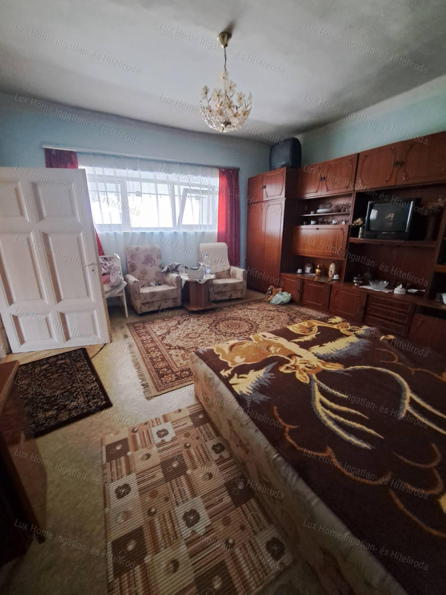 Bokodon eladó 1842 m²-es telek, 84 m²-es házzal és melléképületekkel
