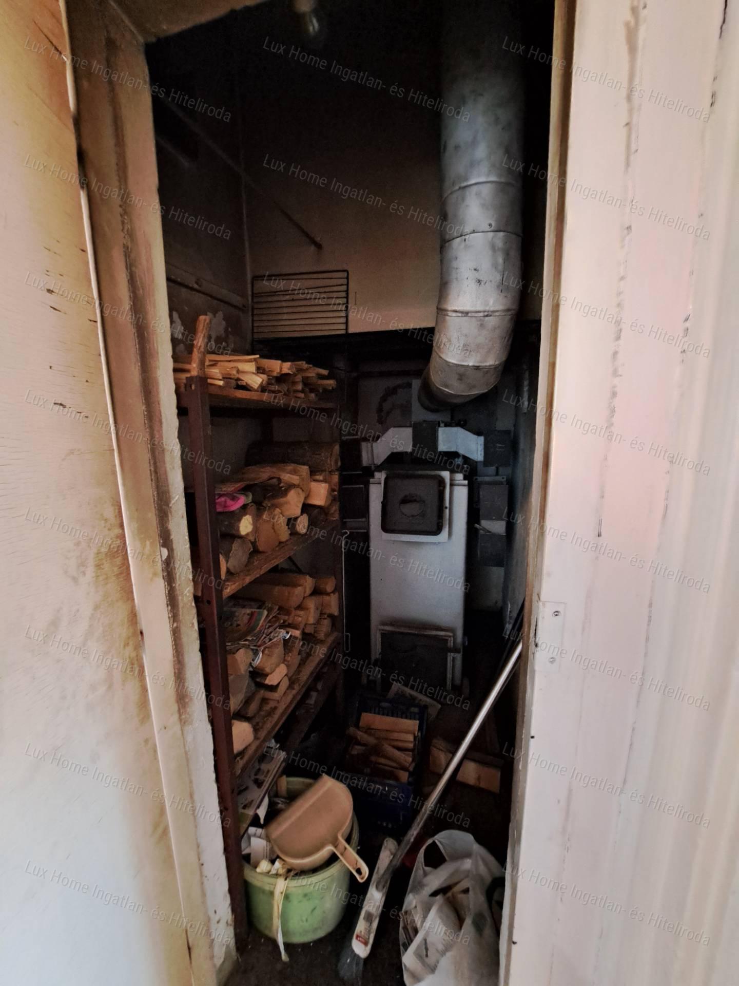 Bokodon eladó 1842 m²-es telek, 84 m²-es házzal és melléképületekkel