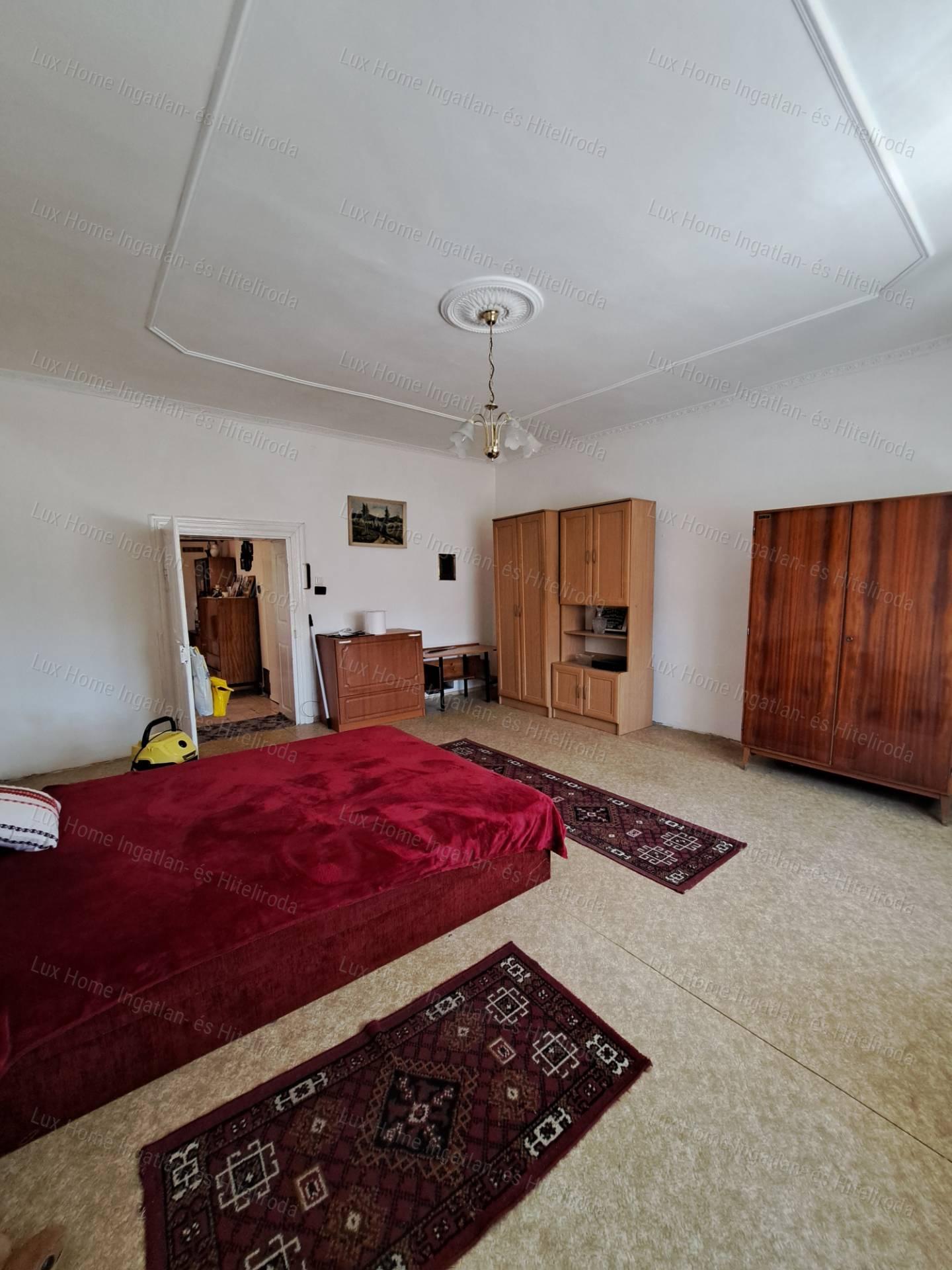 Bokodon eladó 1842 m²-es telek, 84 m²-es házzal és melléképületekkel