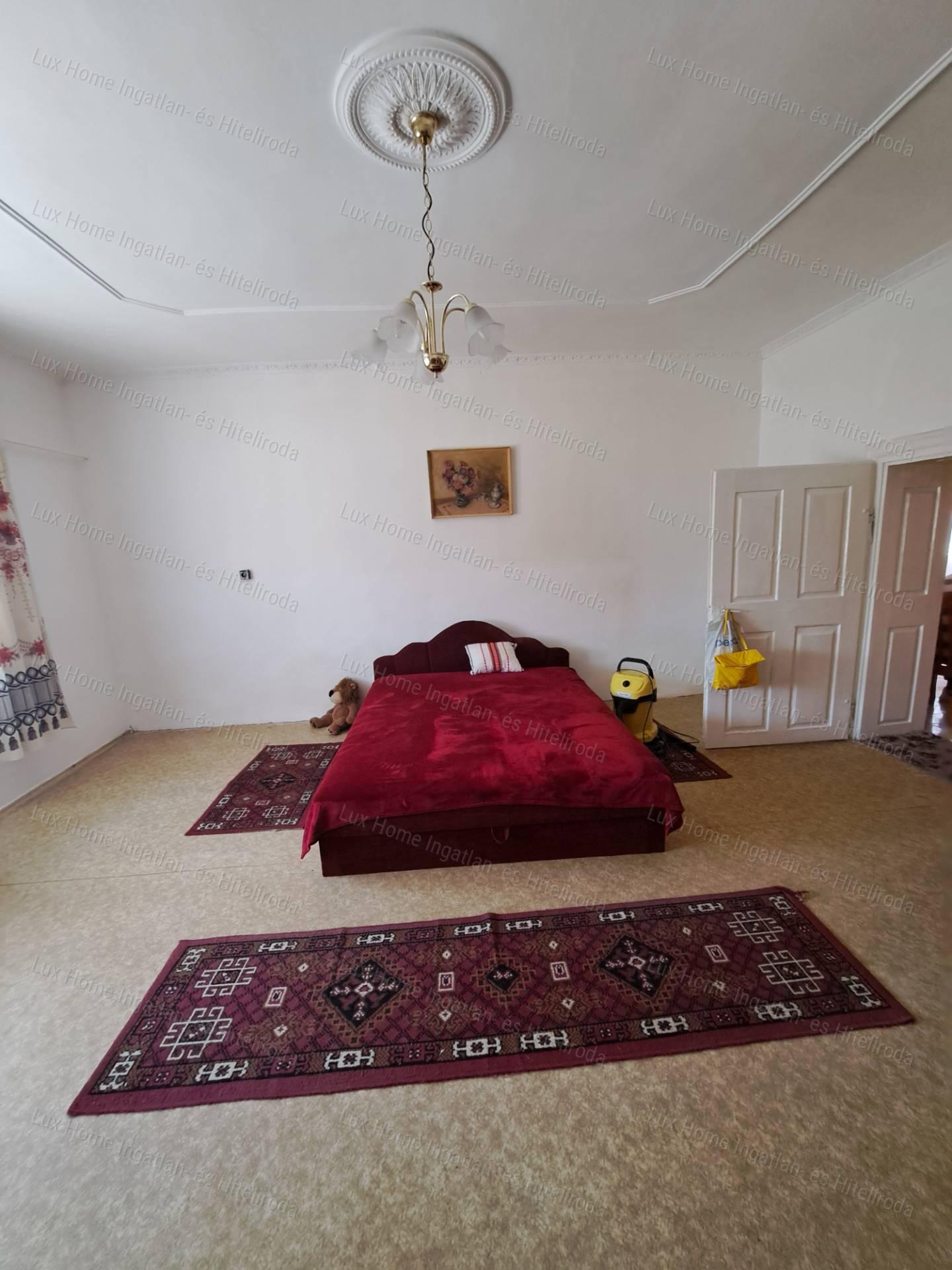 Bokodon eladó 1842 m²-es telek, 84 m²-es házzal és melléképületekkel