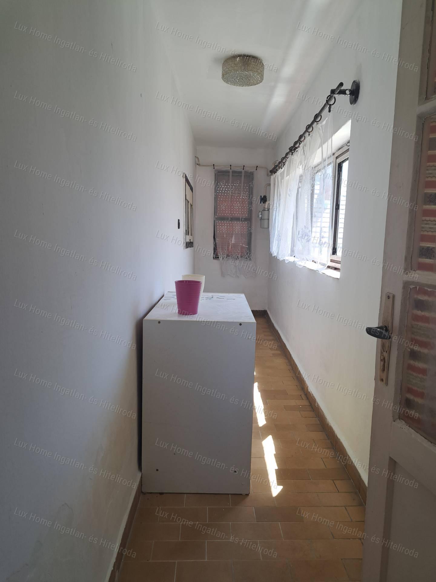 Bokodon eladó 1842 m²-es telek, 84 m²-es házzal és melléképületekkel