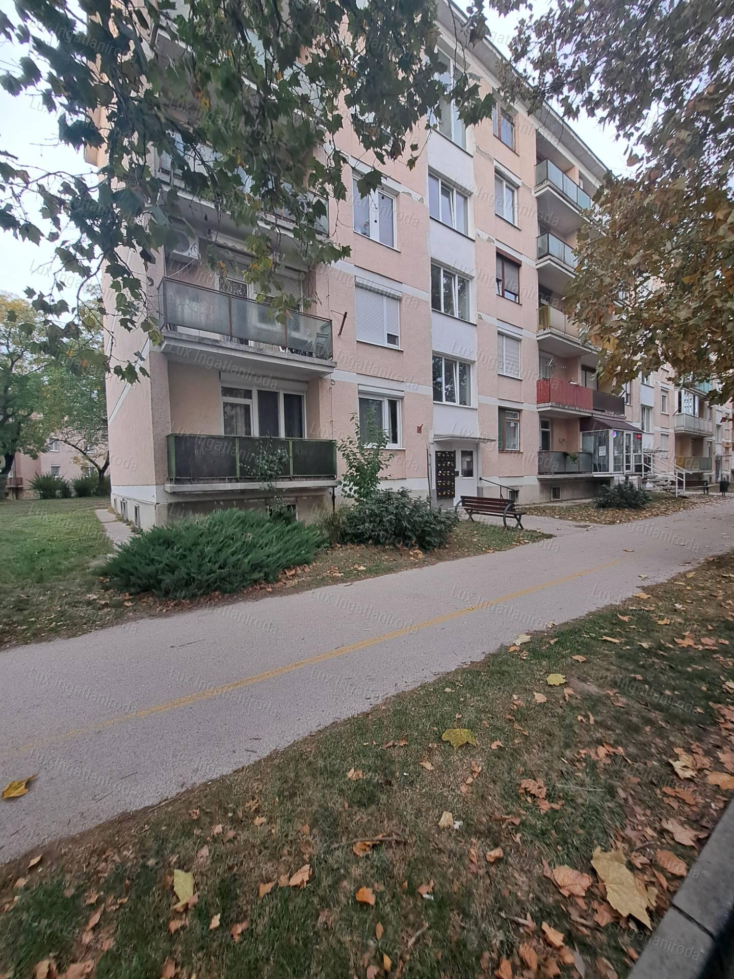 Oroszlány Rákóczi Ferenc úton eladó 4. emeleti  nagy erkélyes lakás!