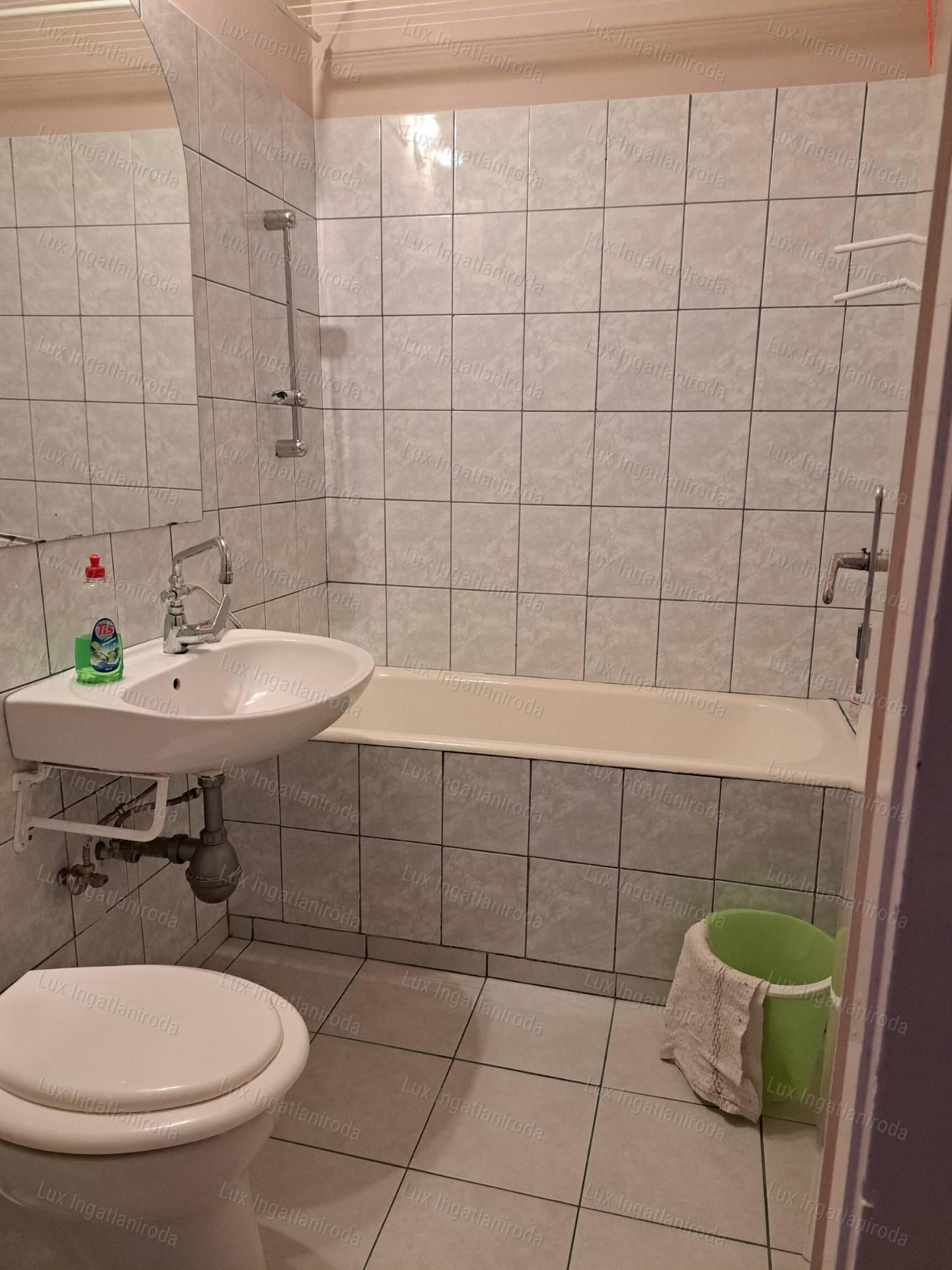 Oroszlány Rákóczi Ferenc úton eladó 4. emeleti  nagy erkélyes lakás!