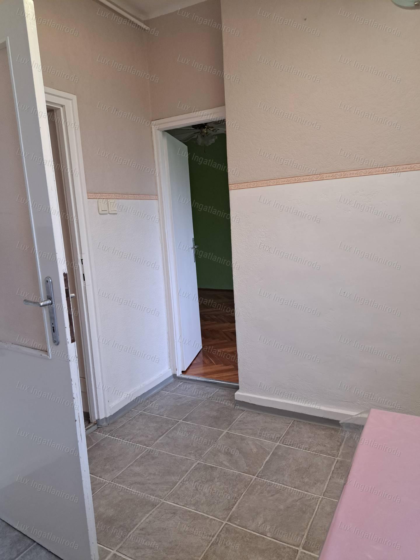 Oroszlány Rákóczi Ferenc úton eladó 4. emeleti  nagy erkélyes lakás!