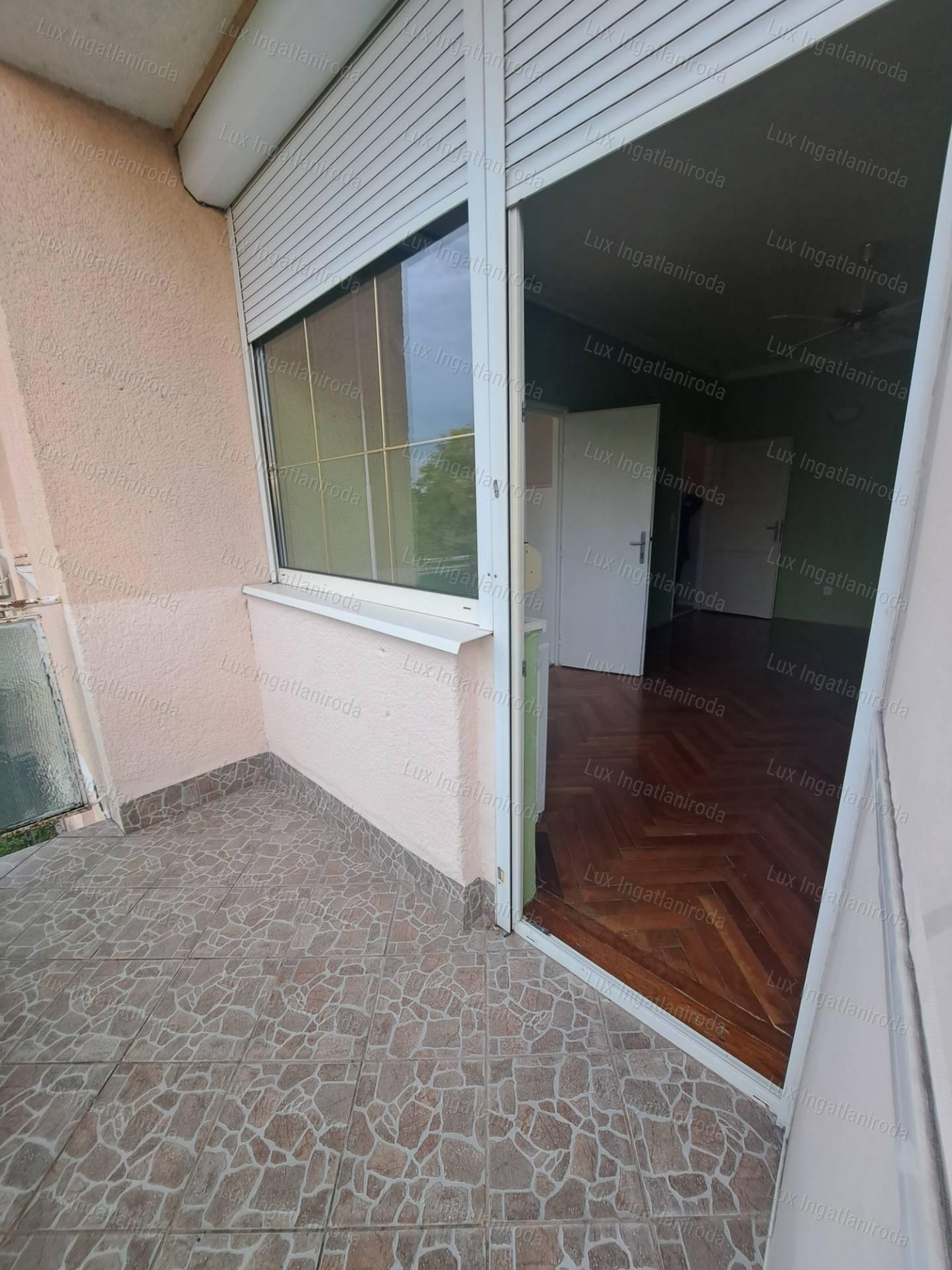 Oroszlány Rákóczi Ferenc úton eladó 4. emeleti  nagy erkélyes lakás!