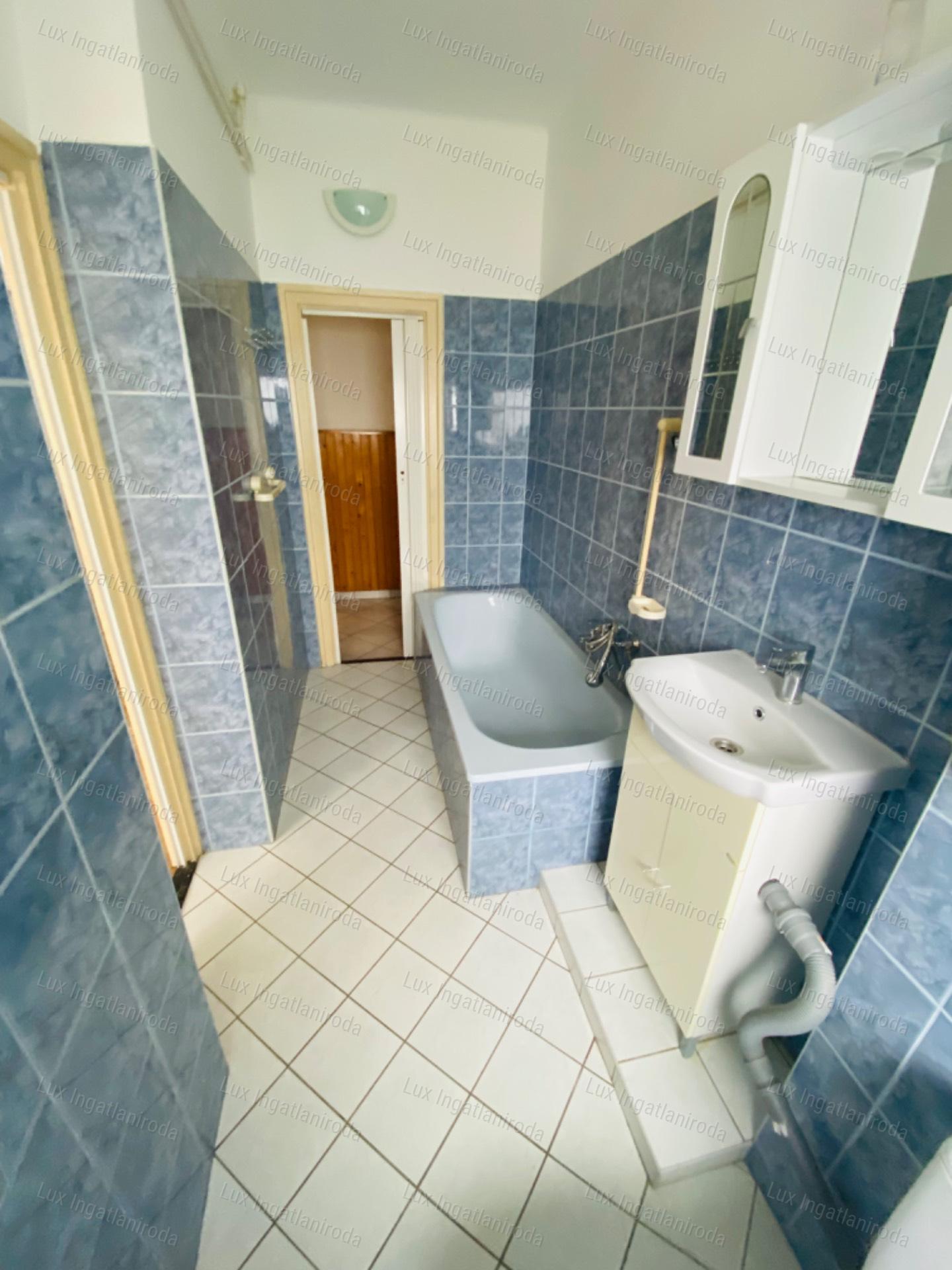 Komárom Szívében 2. emeleti, 54 m²-es, szigetelt tégla lakás eladó!