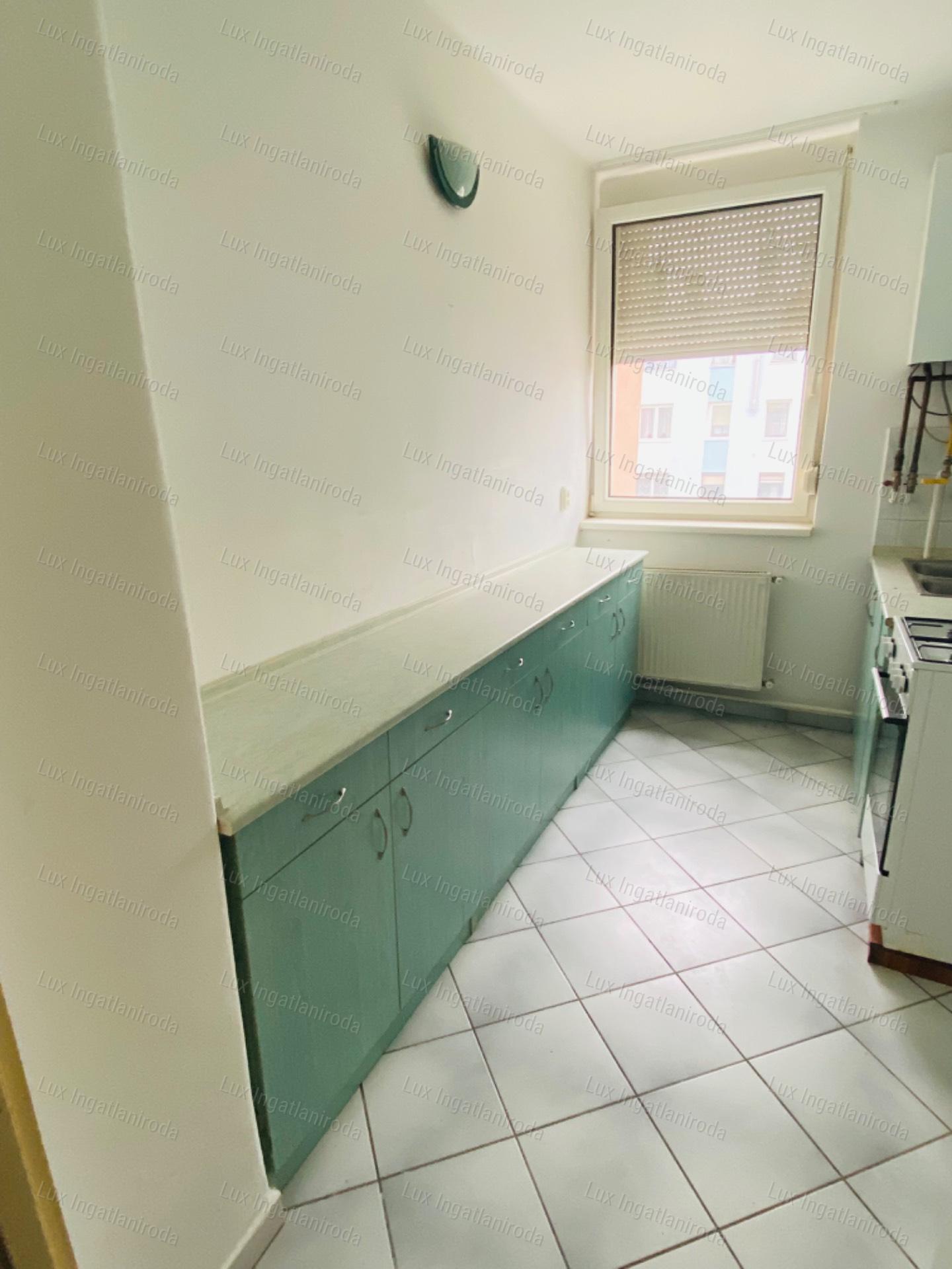 Komárom Szívében 2. emeleti, 54 m²-es, szigetelt tégla lakás eladó!
