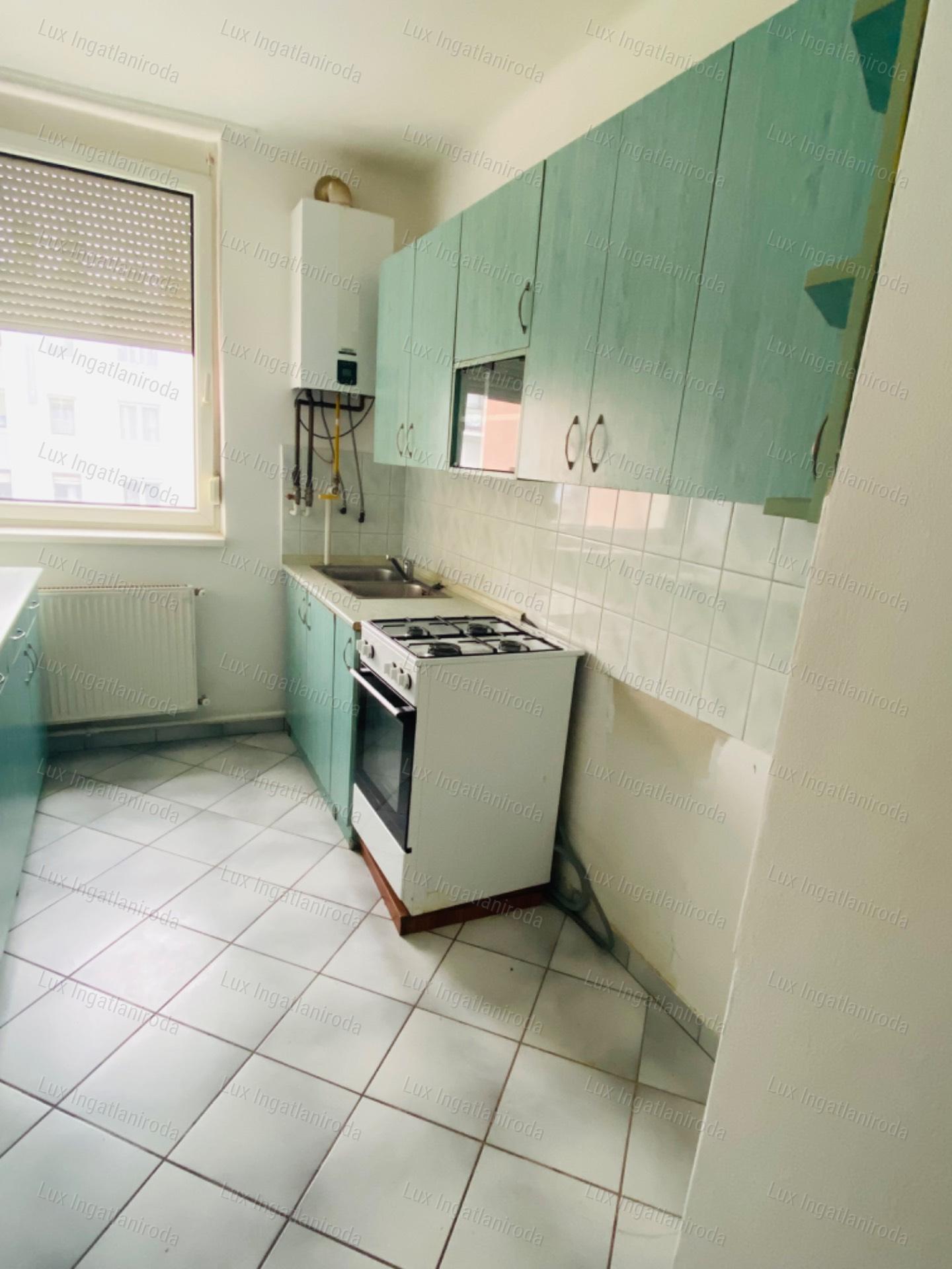 Komárom Szívében 2. emeleti, 54 m²-es, szigetelt tégla lakás eladó!