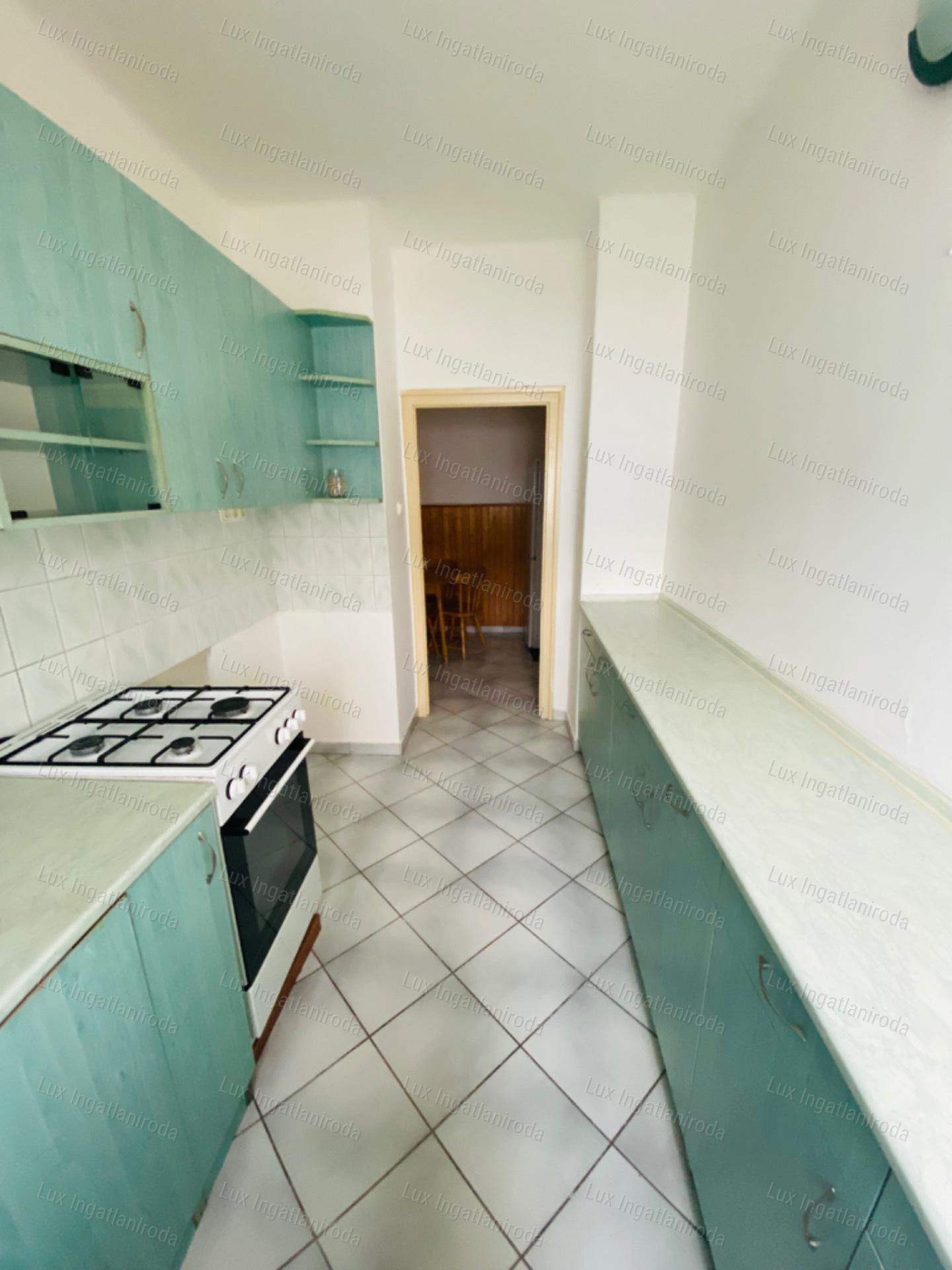 Komárom Szívében 2. emeleti, 54 m²-es, szigetelt tégla lakás eladó!