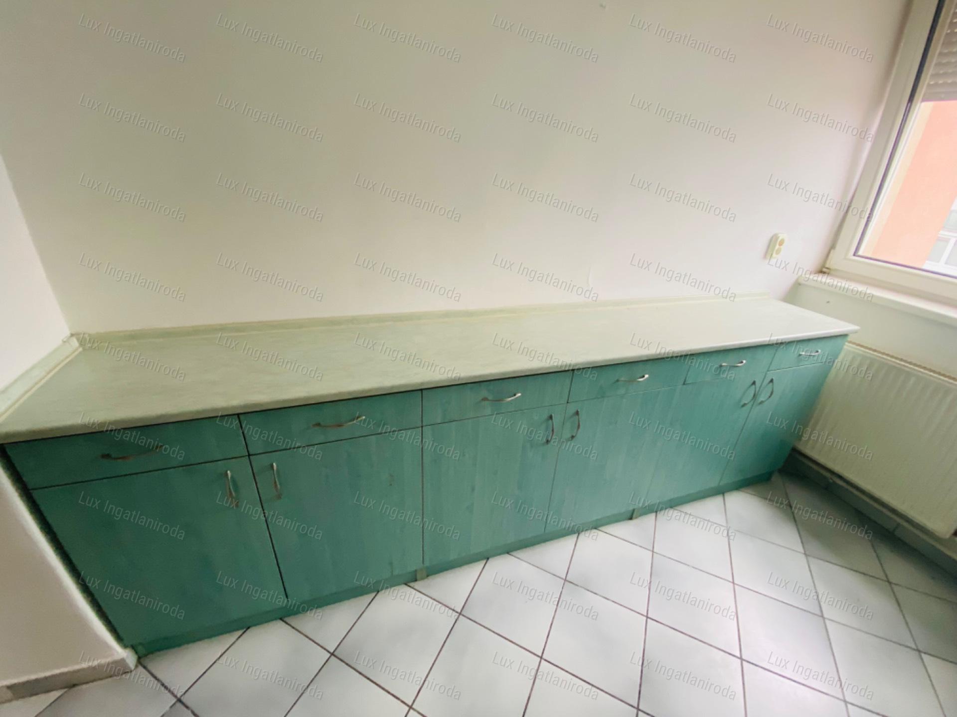 Komárom Szívében 2. emeleti, 54 m²-es, szigetelt tégla lakás eladó!