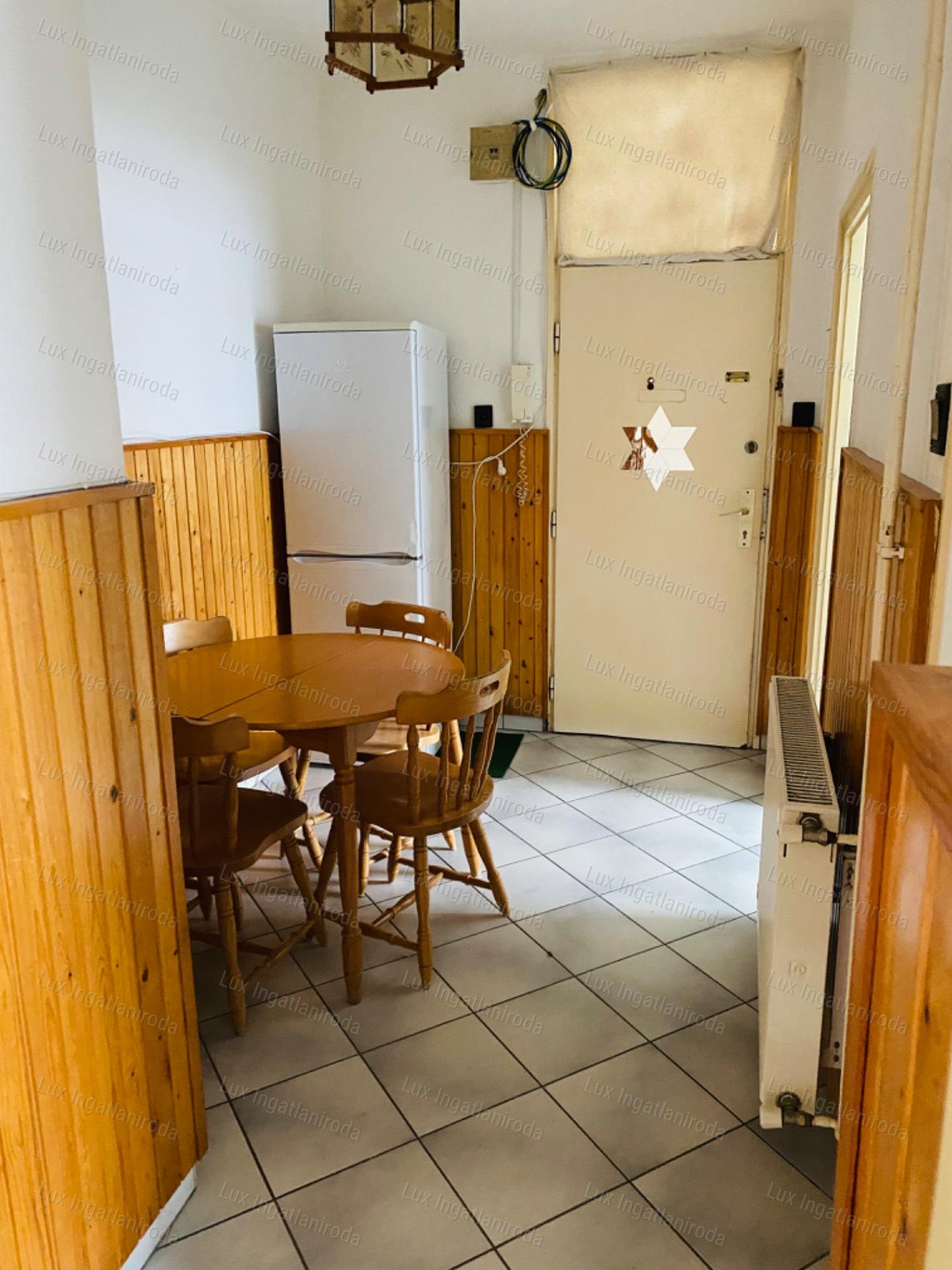 Komárom Szívében 2. emeleti, 54 m²-es, szigetelt tégla lakás eladó!