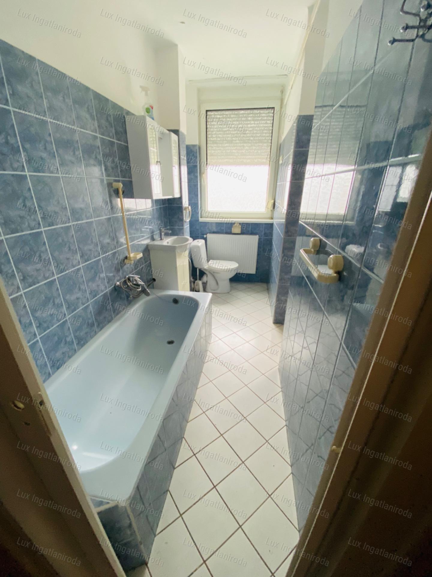 Komárom Szívében 2. emeleti, 54 m²-es, szigetelt tégla lakás eladó!
