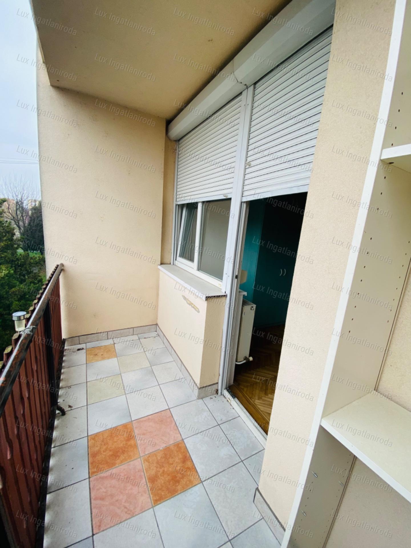 Komárom Szívében 2. emeleti, 54 m²-es, szigetelt tégla lakás eladó!