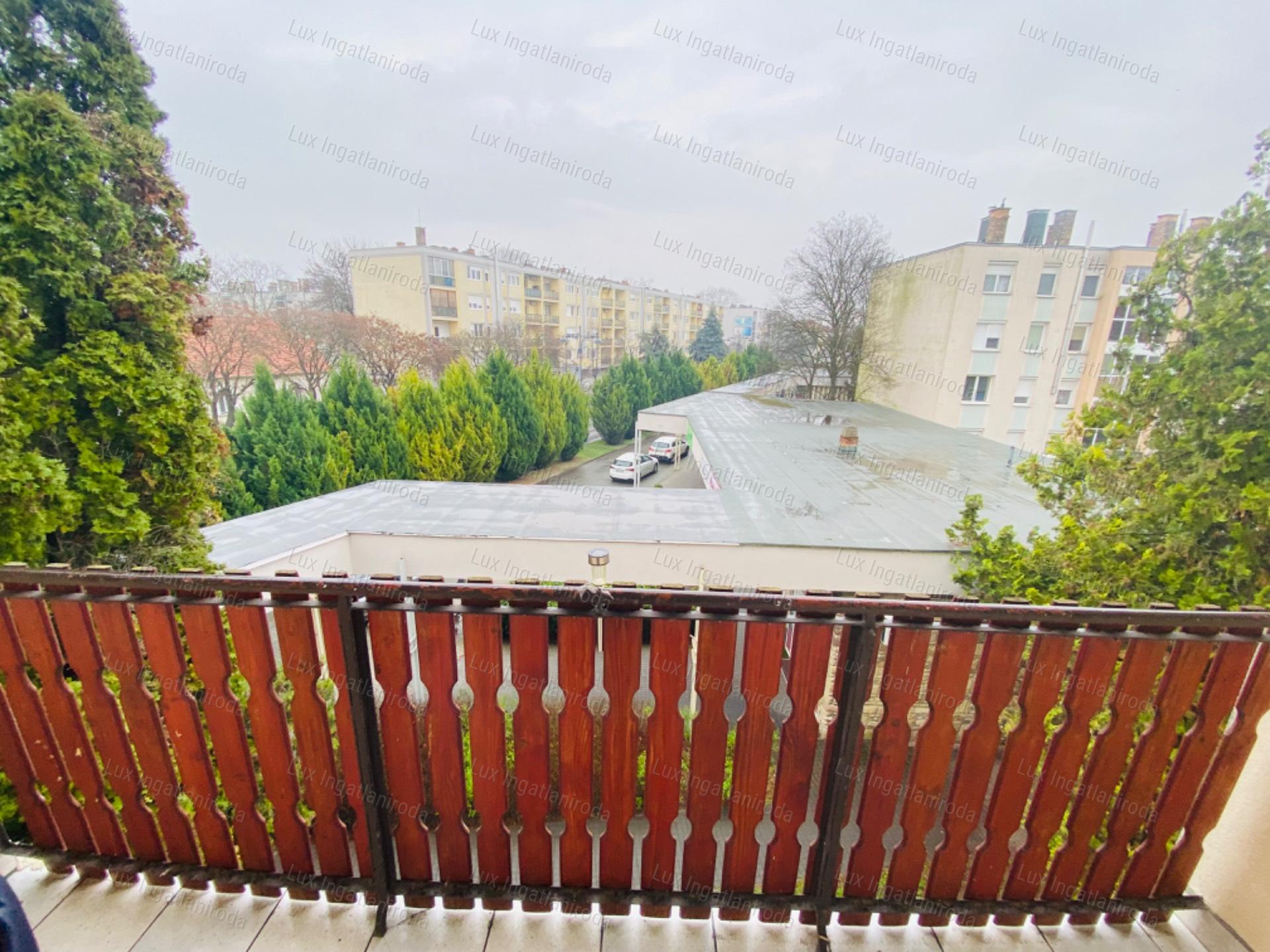 Komárom Szívében 2. emeleti, 54 m²-es, szigetelt tégla lakás eladó!