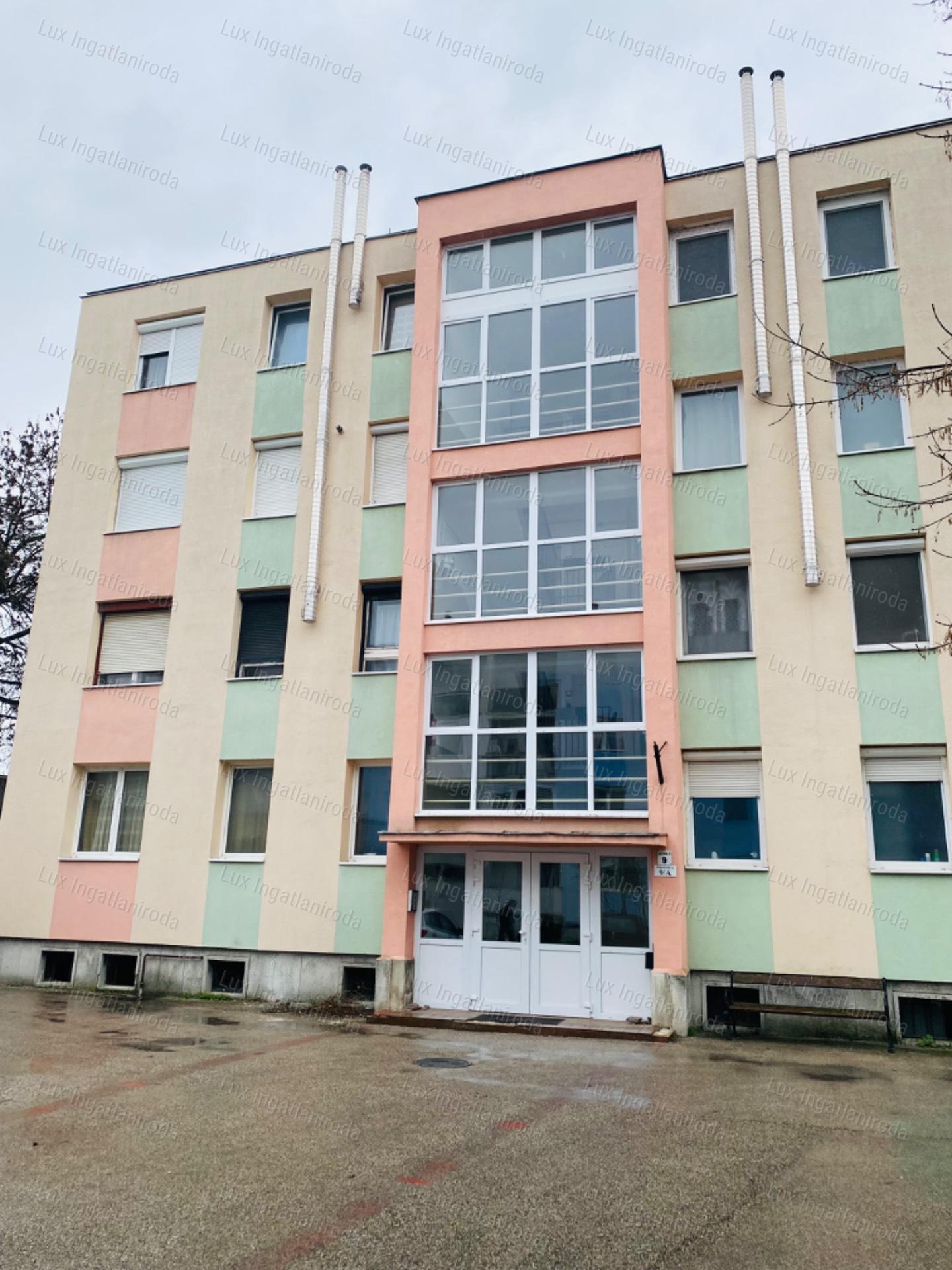 Komárom Szívében 2. emeleti, 54 m²-es, szigetelt tégla lakás eladó!