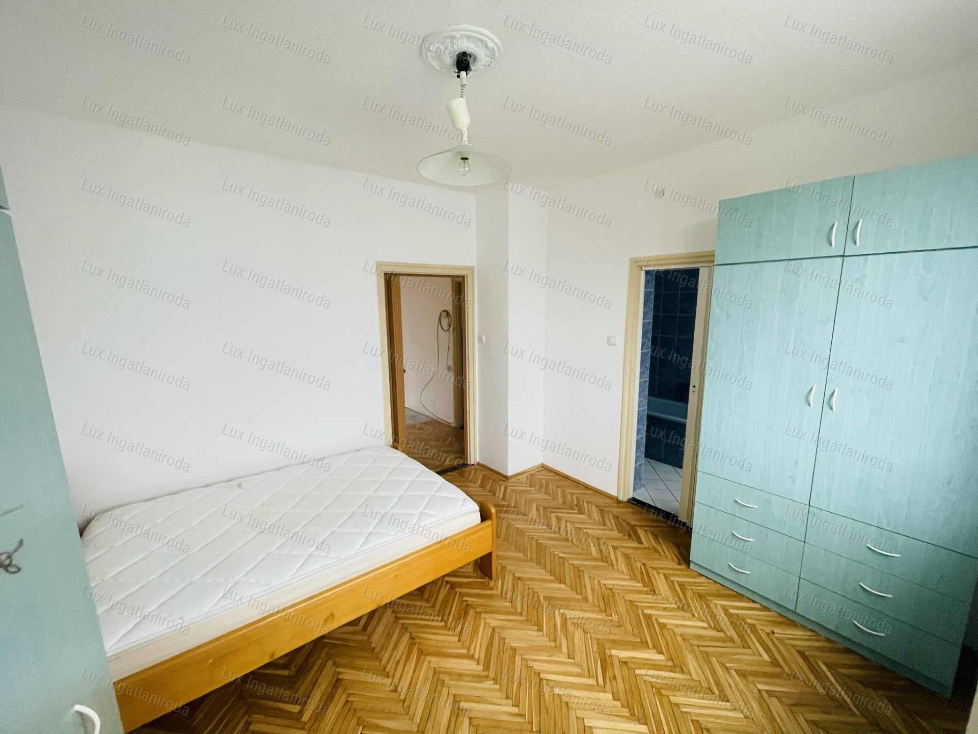 Komárom Szívében 2. emeleti, 54 m²-es, szigetelt tégla lakás eladó!