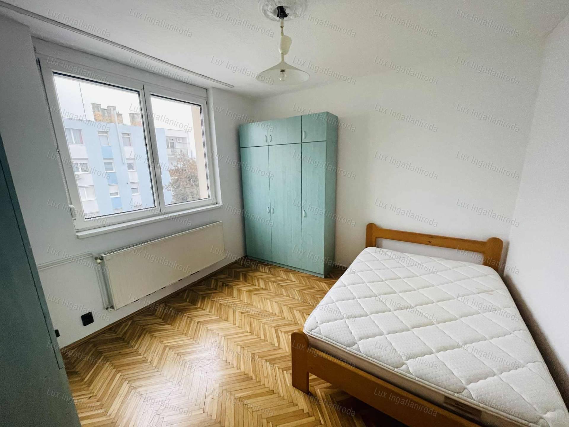 Komárom Szívében 2. emeleti, 54 m²-es, szigetelt tégla lakás eladó!