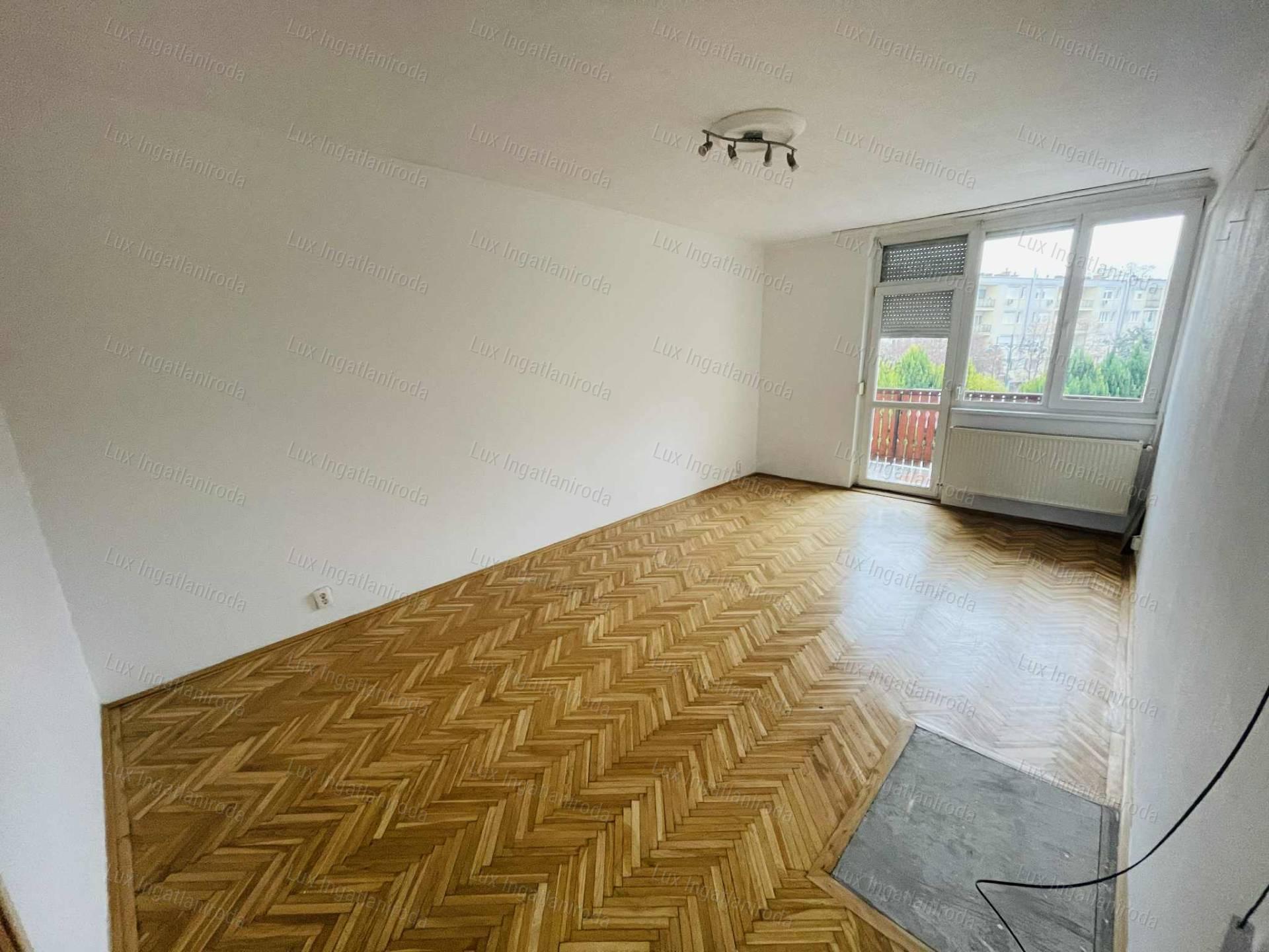 Komárom Szívében 2. emeleti, 54 m²-es, szigetelt tégla lakás eladó!