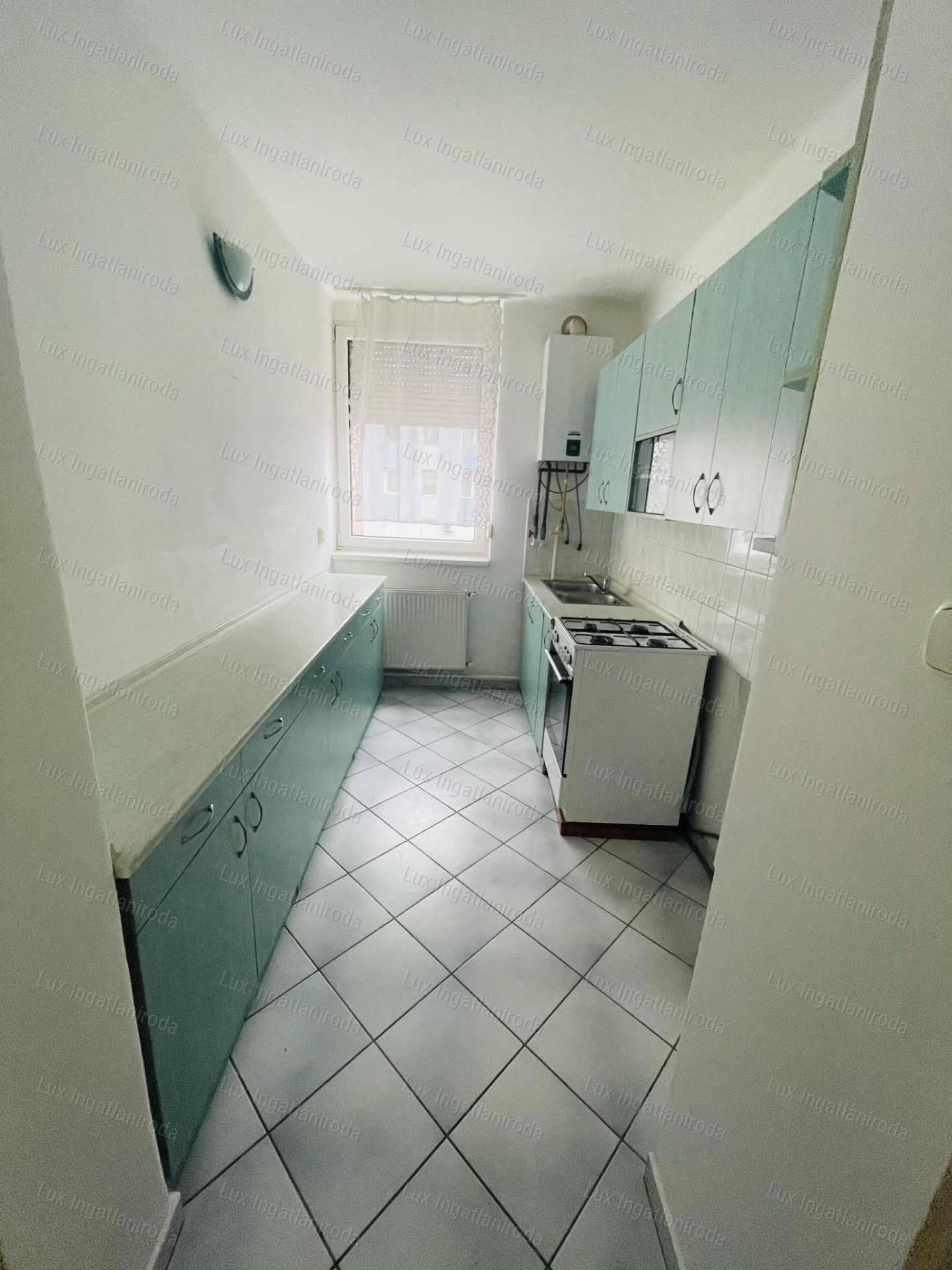 Komárom Szívében 2. emeleti, 54 m²-es, szigetelt tégla lakás eladó!