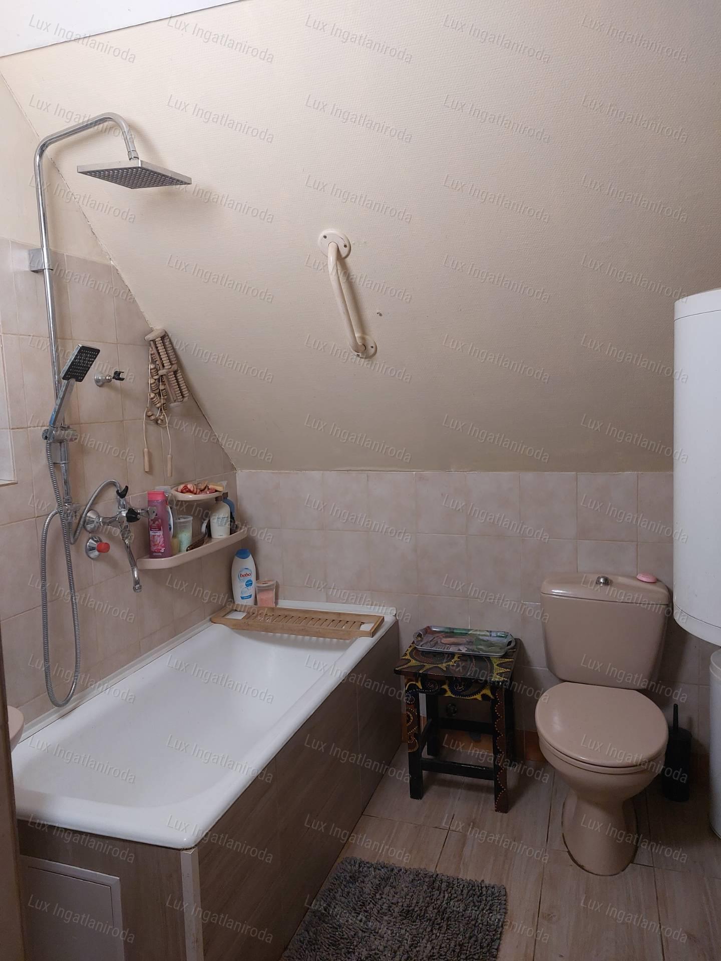 Ház Héregen, a Bikaréti dűlőben, szőlővel eladó